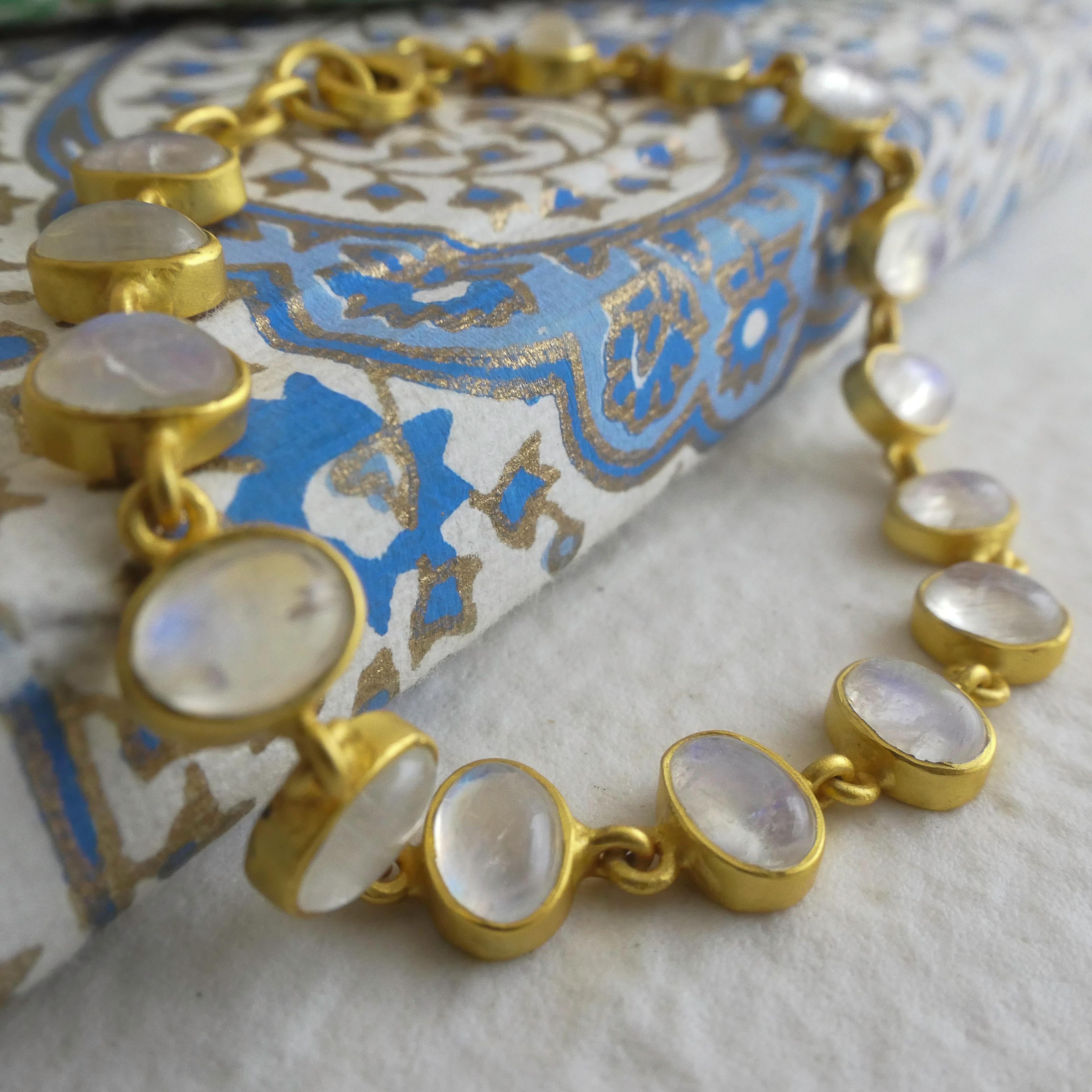Pulsera de plata de ley chapada en oro con cabujón de piedra lunar en venta 1