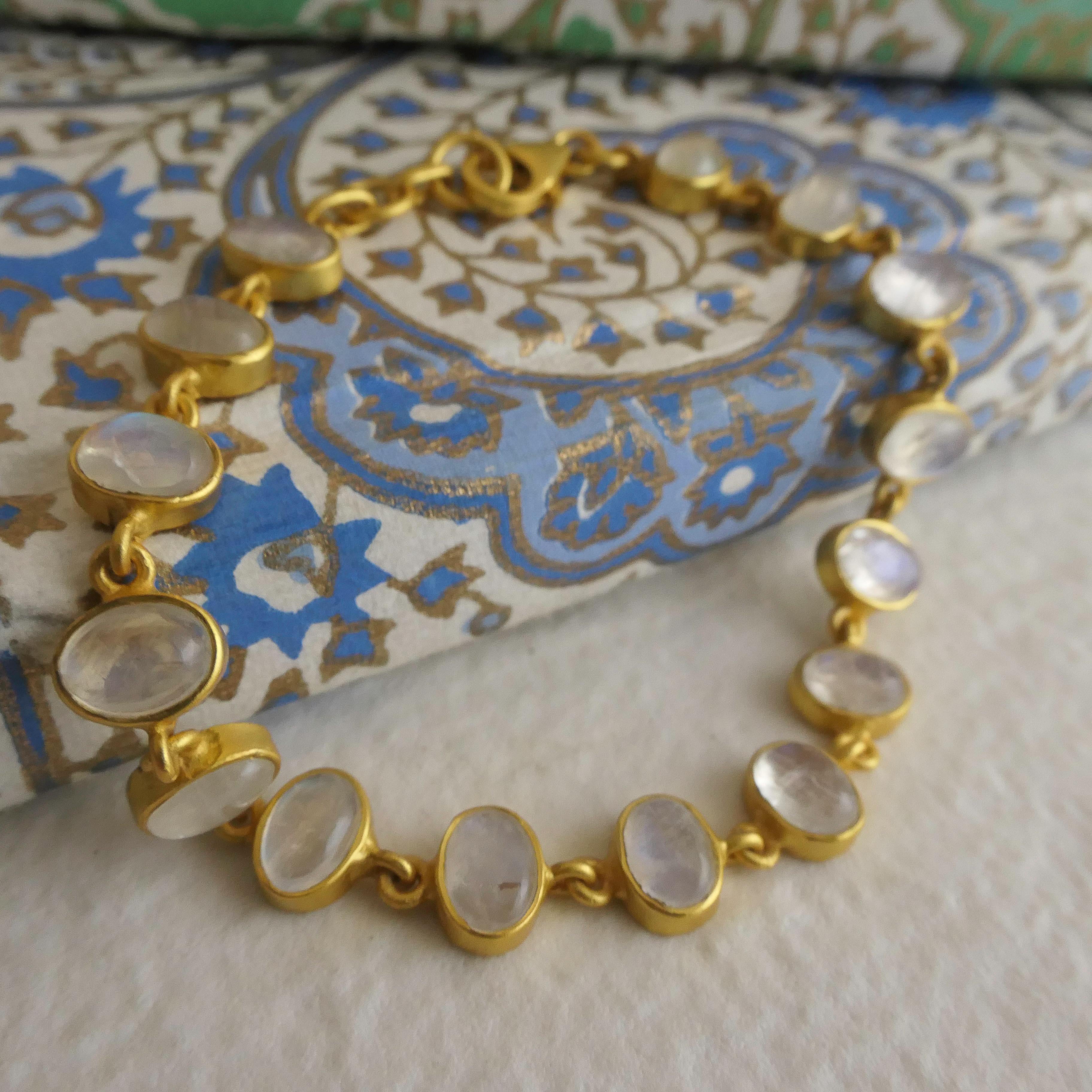 Pulsera de plata de ley chapada en oro con cabujón de piedra lunar en venta 2