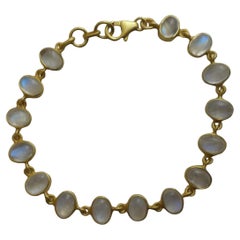 Pulsera de plata de ley chapada en oro con cabujón de piedra lunar