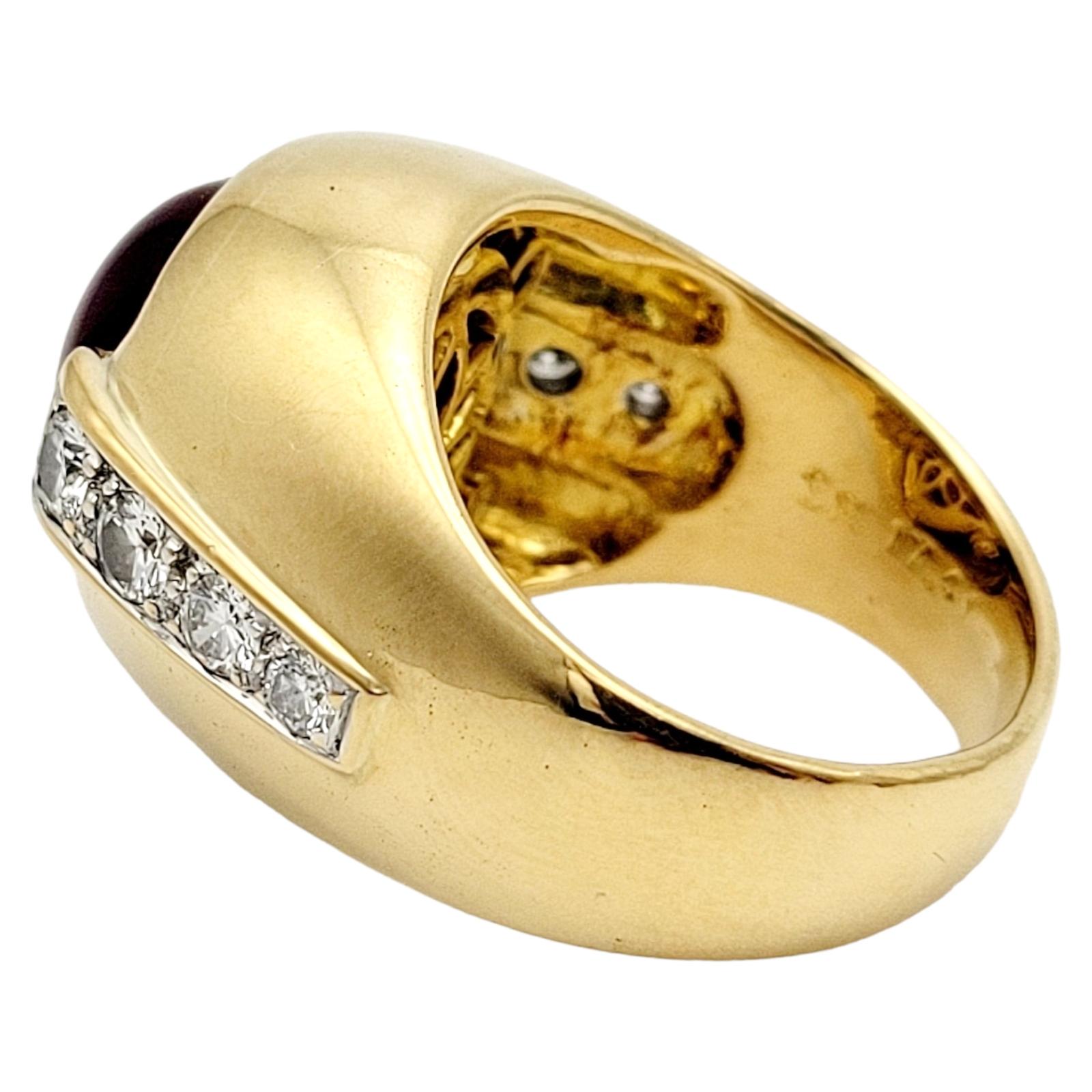 Taille cabochon Cabochon rubis naturel et rubis  Bague Dome en or jaune 18 carats avec diamants en vente