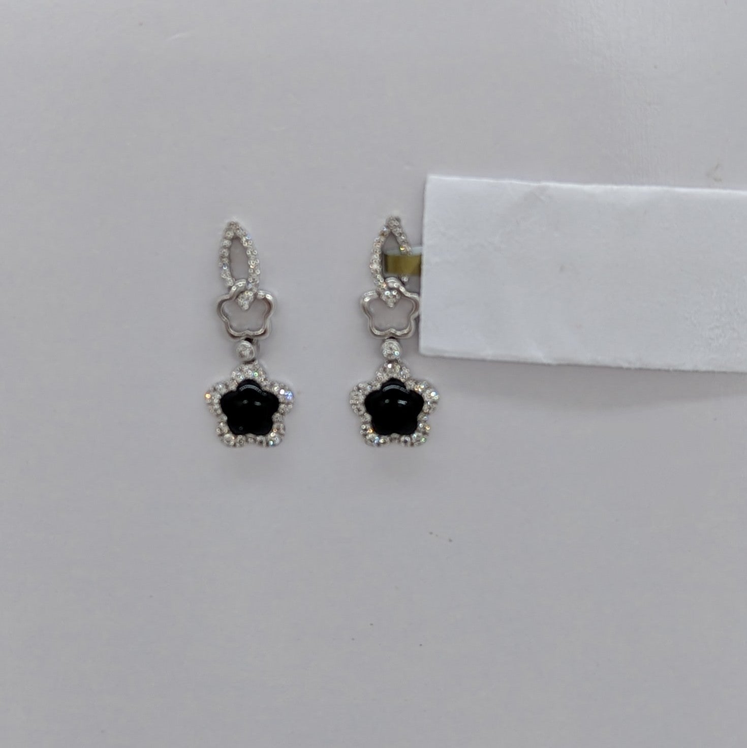 Cabochon Onyx and White Diamond Dangle Earrings in 18K White Gold In New Condition For Sale In Los Angeles, CA