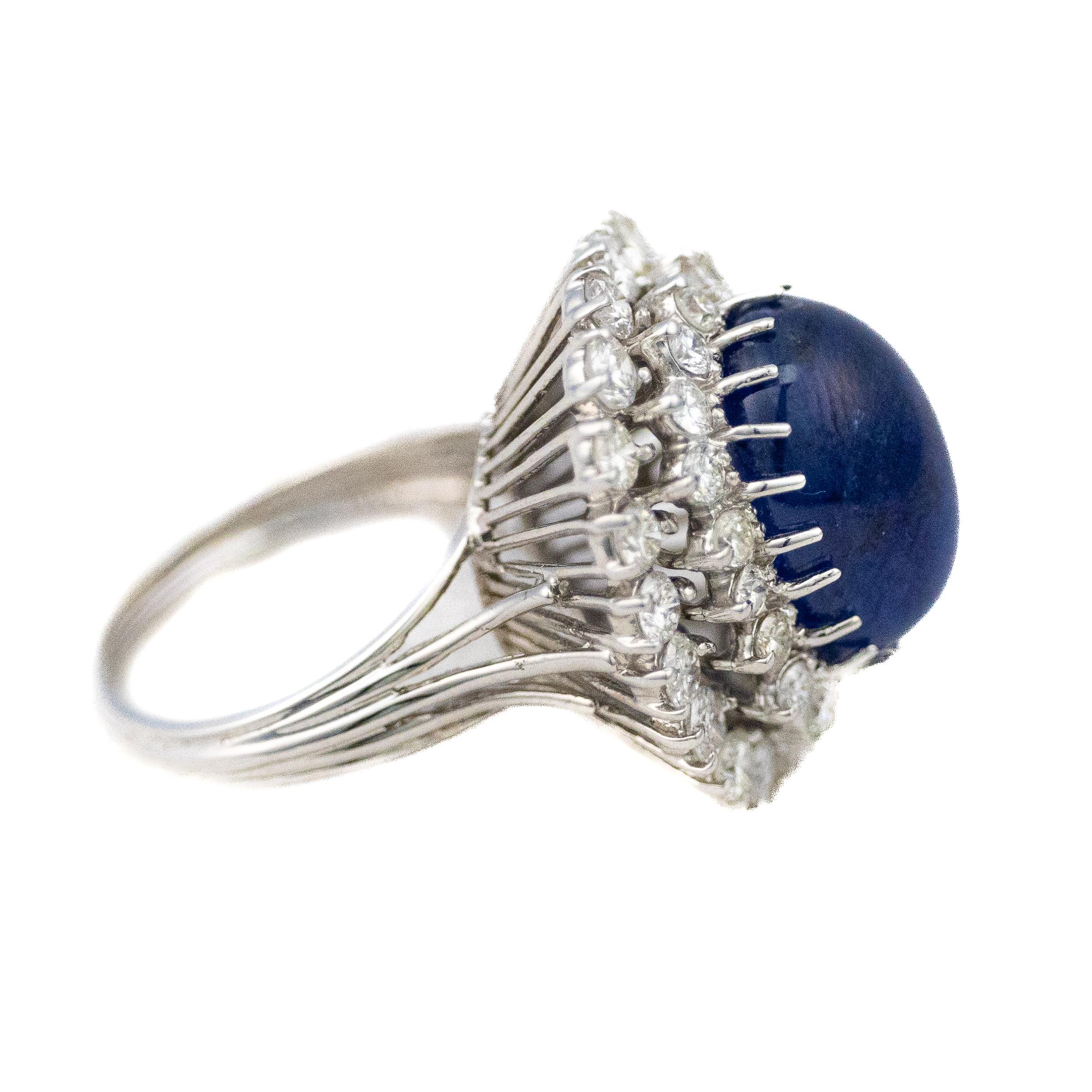 Cabochon Ovalschliff Saphir Doppel Halo Diamant Cocktail Ring

Beschreibung: Ein prächtiger Ring aus 14 Karat Weißgold mit einem tiefblauen Cabochon-Saphir, umrahmt von zwei Reihen Diamanten im Brillantschliff in einem eleganten ovalen