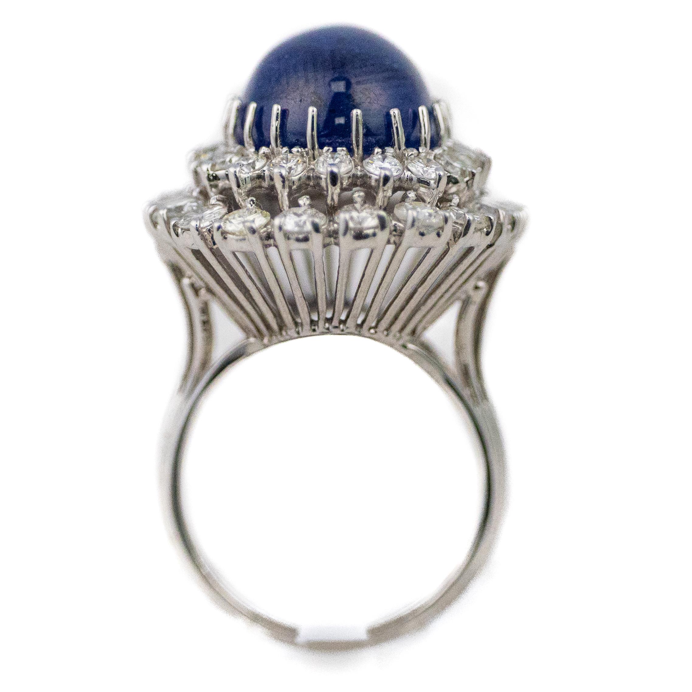 Cabochon Ovalschliff Saphir Doppel Halo Diamant Cocktail Ring (Retro) im Angebot