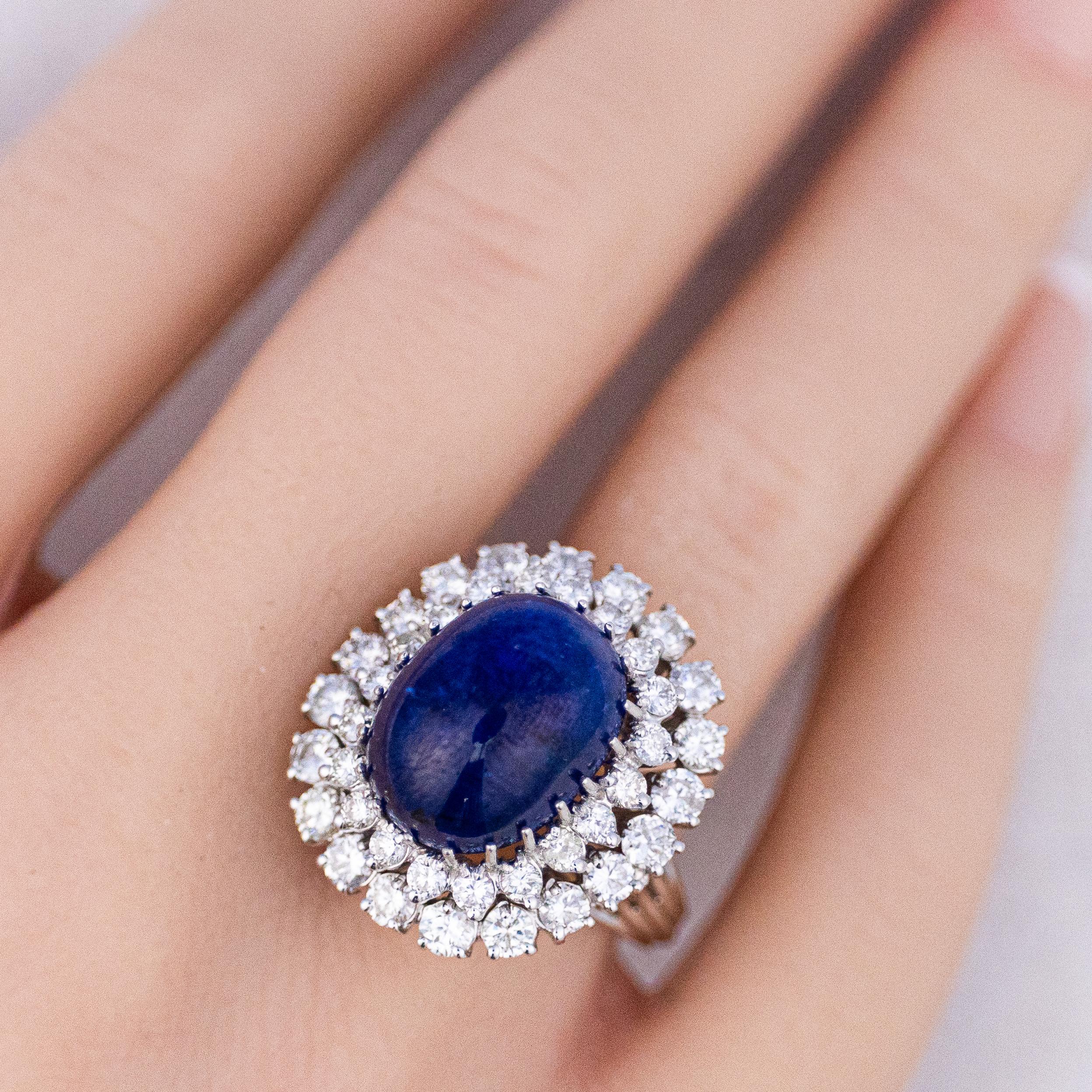 Cabochon Ovalschliff Saphir Doppel Halo Diamant Cocktail Ring im Zustand „Hervorragend“ im Angebot in New York, NY