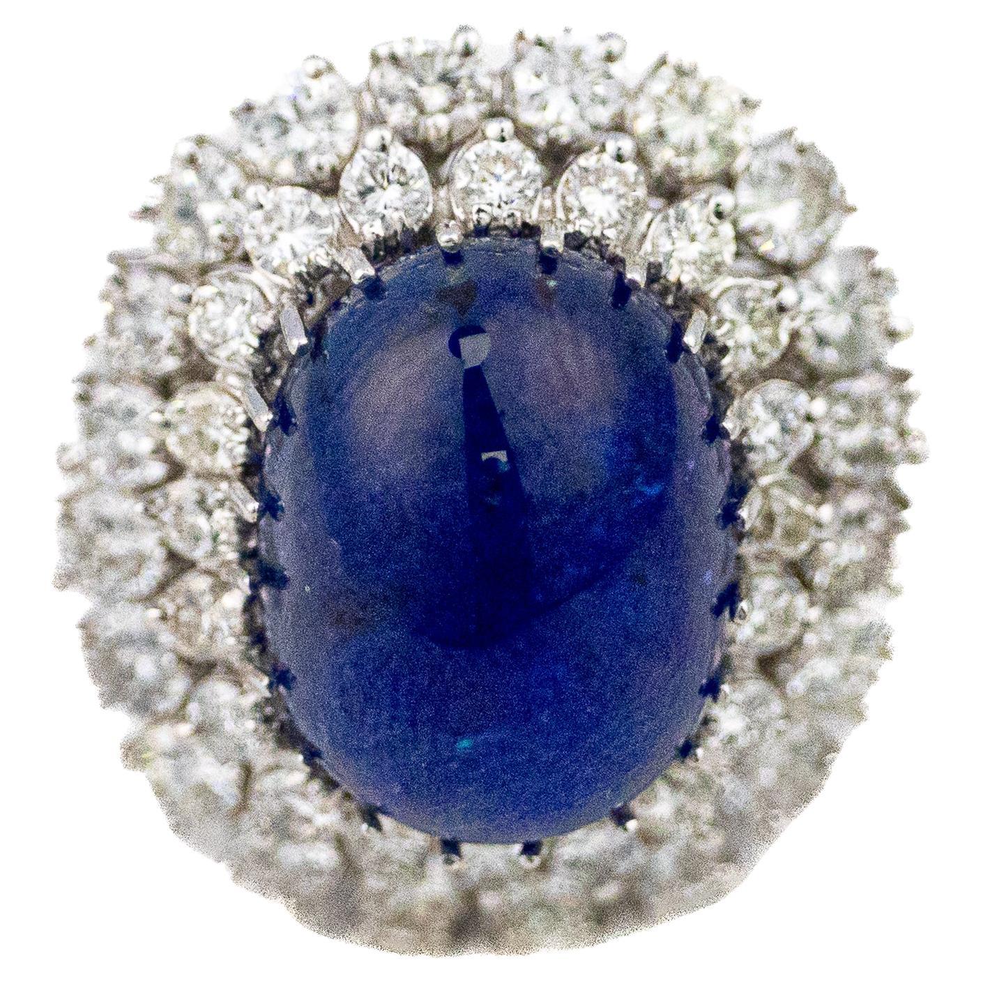 Cabochon Ovalschliff Saphir Doppel Halo Diamant Cocktail Ring im Angebot