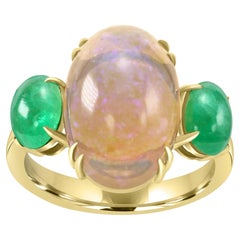 Anello a tre pietre in oro giallo 18 carati con opale ovale cabochon e smeraldo