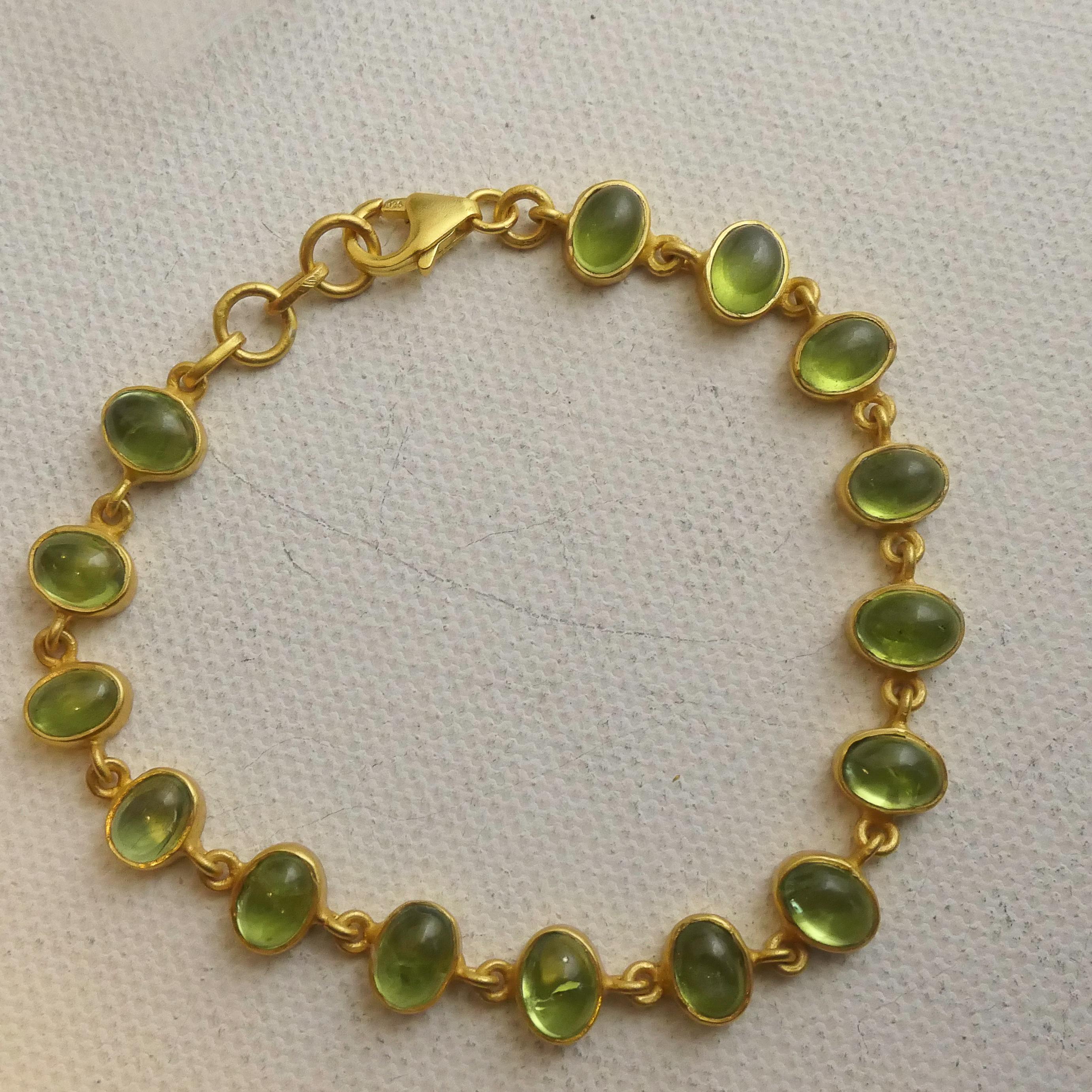 Impregnada del refrescante brillo verde del peridoto natural, esta pulsera artesanal presenta gemas cabujón ovaladas de 4x6 mm, cada una de las cuales irradia brillantes tonos cítricos que simbolizan la renovación y la positividad.

Engarzados en