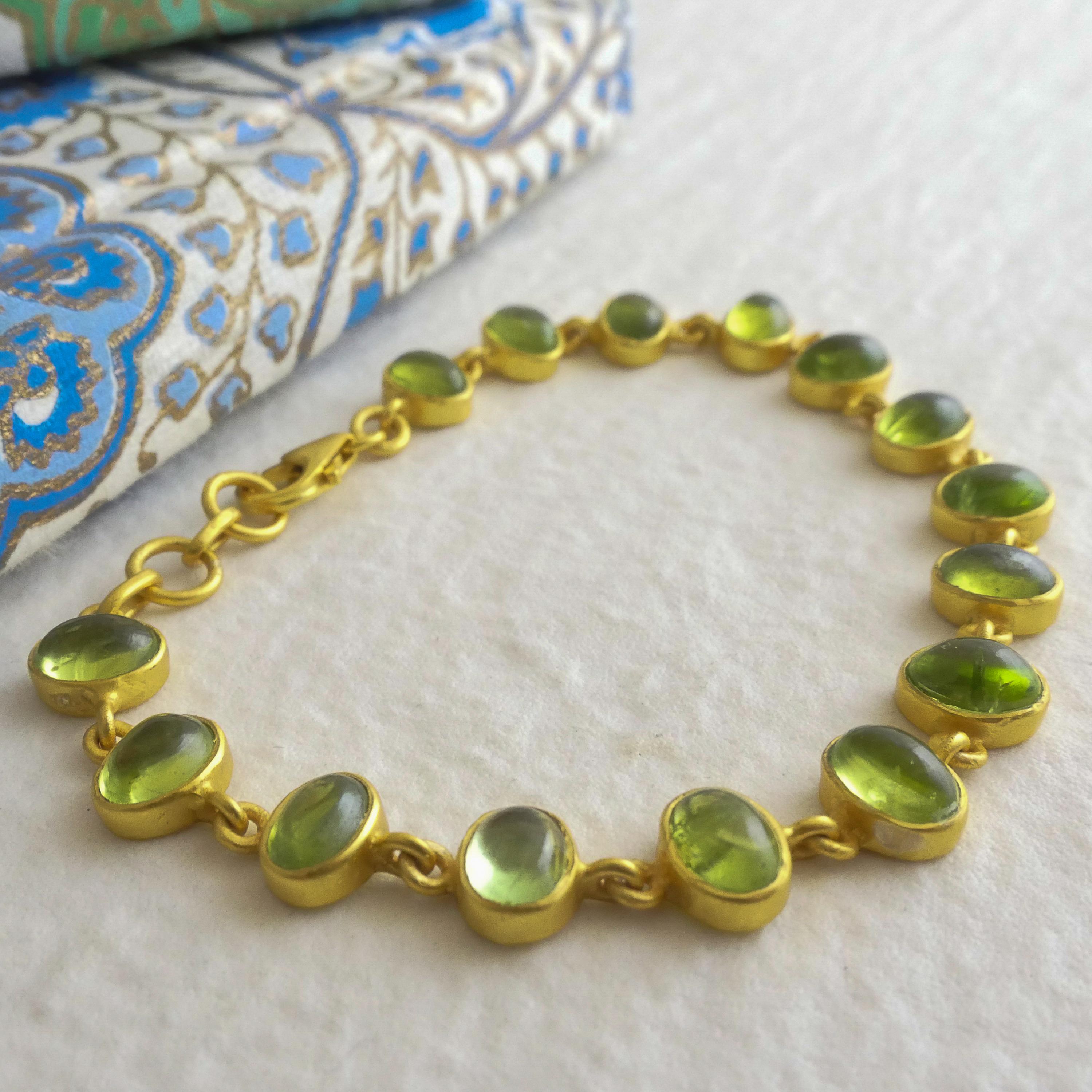 Pulsera de plata de ley chapada en oro con cabujón de peridoto Artesano en venta