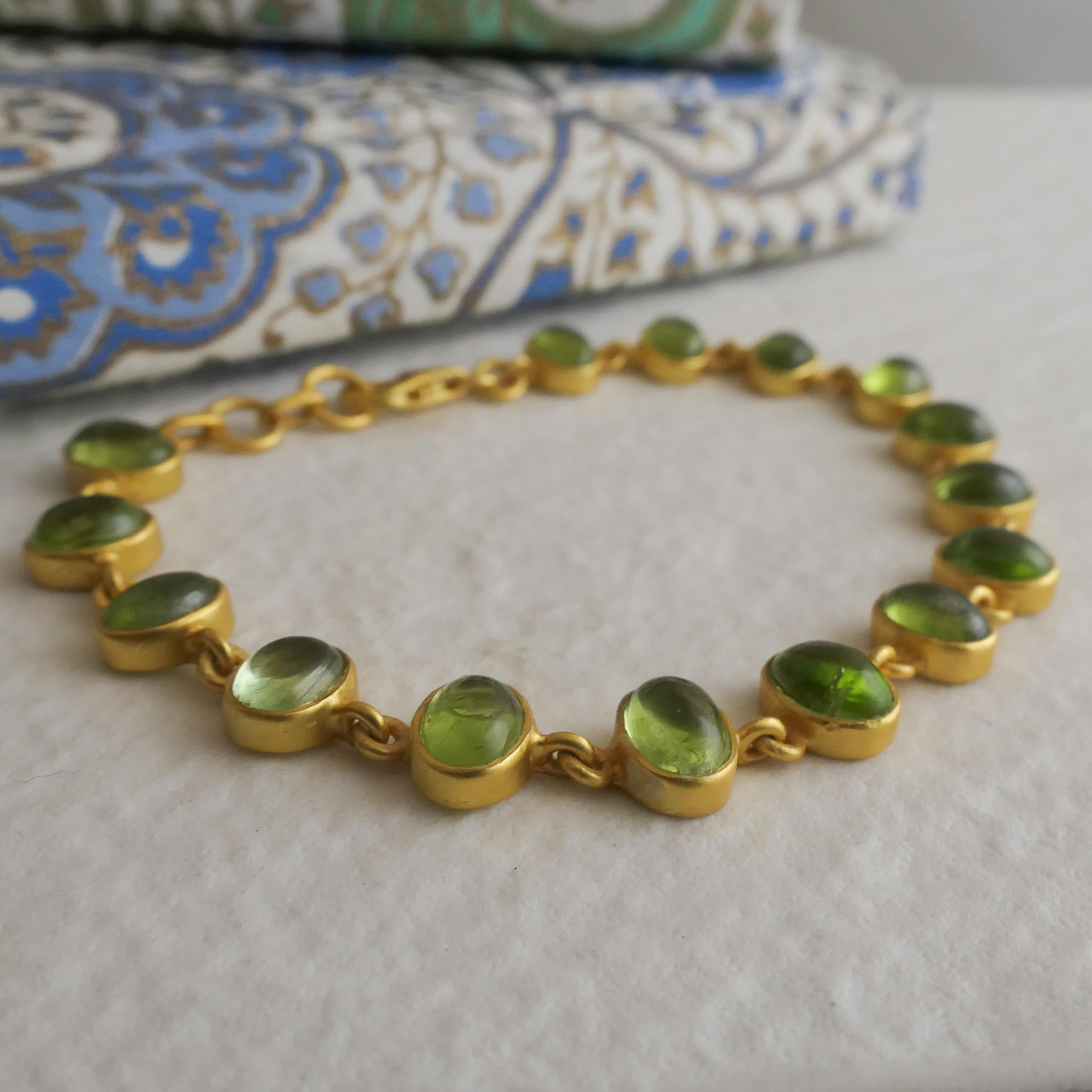 Pulsera de plata de ley chapada en oro con cabujón de peridoto Cabujón en venta