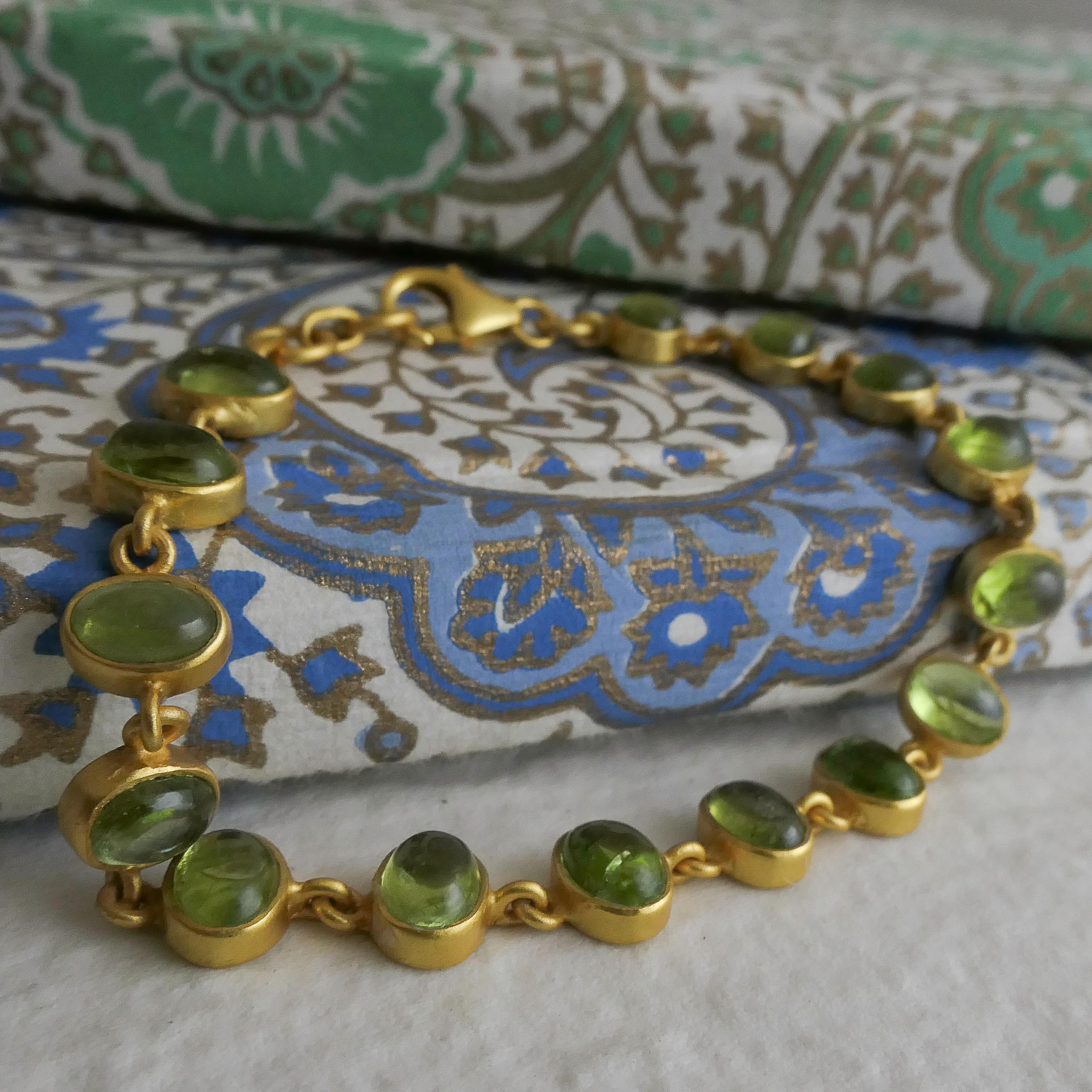 Pulsera de plata de ley chapada en oro con cabujón de peridoto en venta 1