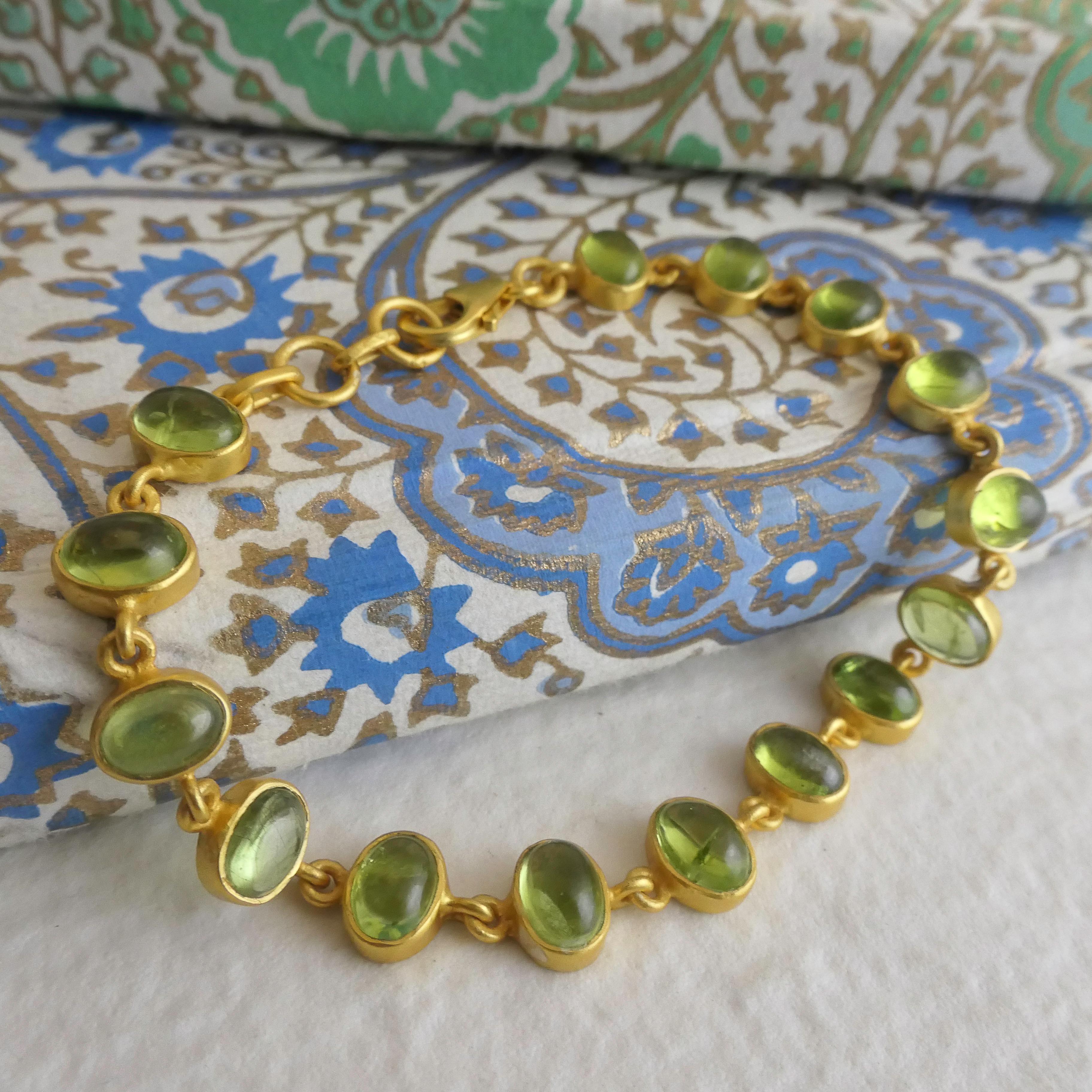 Pulsera de plata de ley chapada en oro con cabujón de peridoto en venta 2