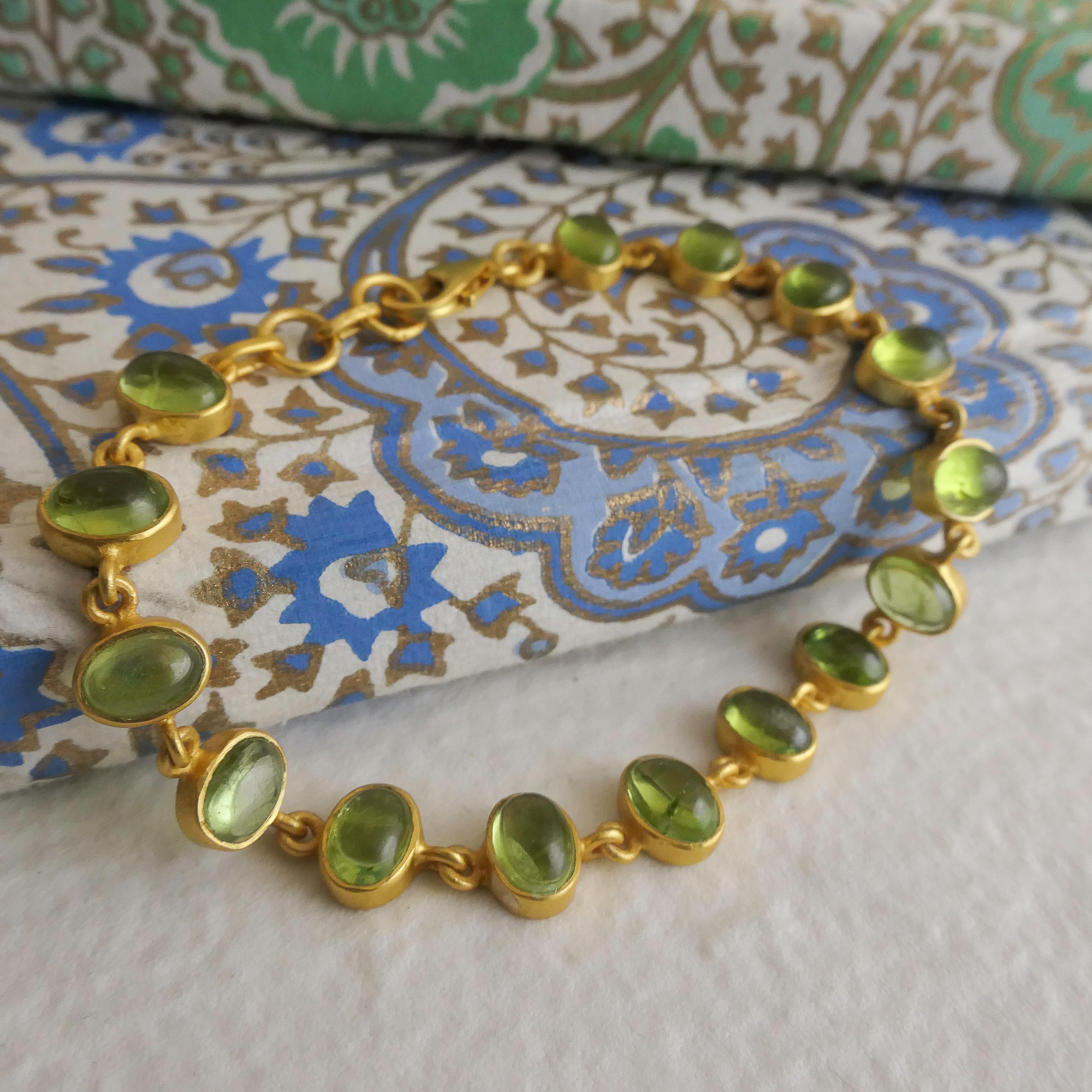 Pulsera de plata de ley chapada en oro con cabujón de peridoto en venta 3