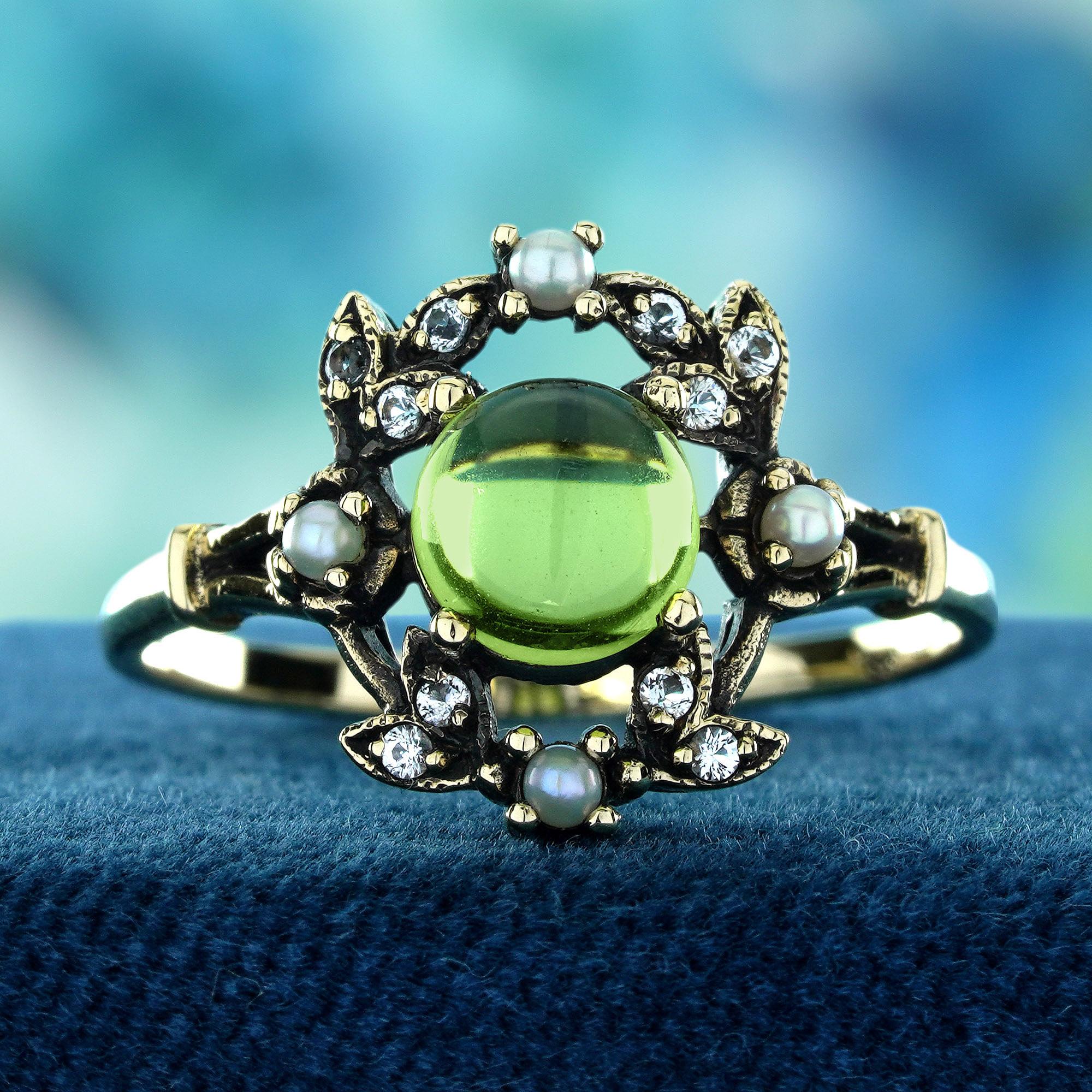 Un'accattivante miscela delle più belle gemme della natura e dell'eleganza classica. Al centro, un peridoto cabochon liscio, con la sua vibrante tonalità verde, simboleggia il rinnovamento e la vitalità. Intorno ad esso ci sono perle lucenti, che