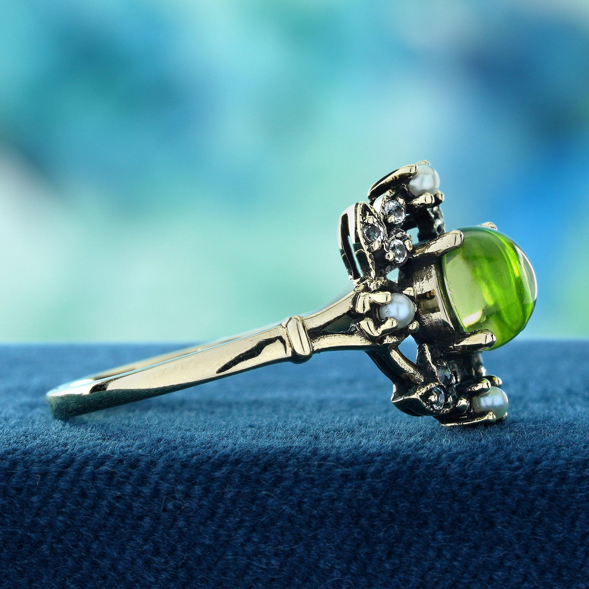 Taglio rotondo Anello stile vintage con perla cabochon di peridoto e topazio bianco in oro giallo massiccio 9K in vendita