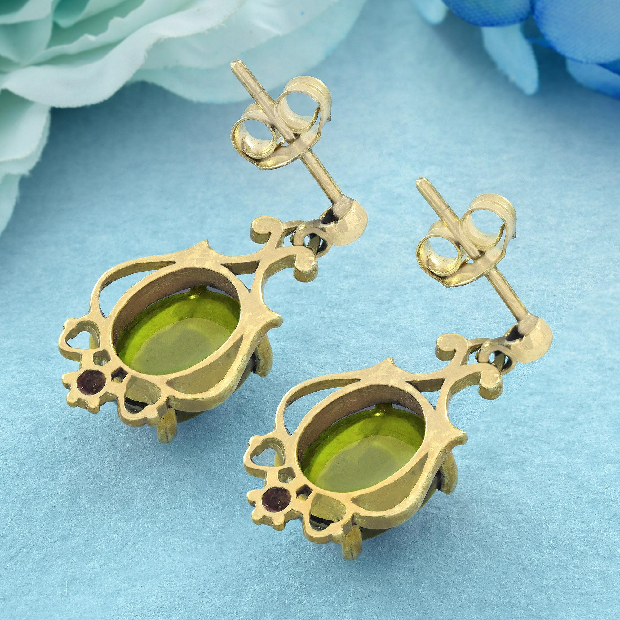 Cabochon Peridot Vintage Style Drop Earrings in 9K Yellow Gold In New Condition For Sale In Bangkok, TH