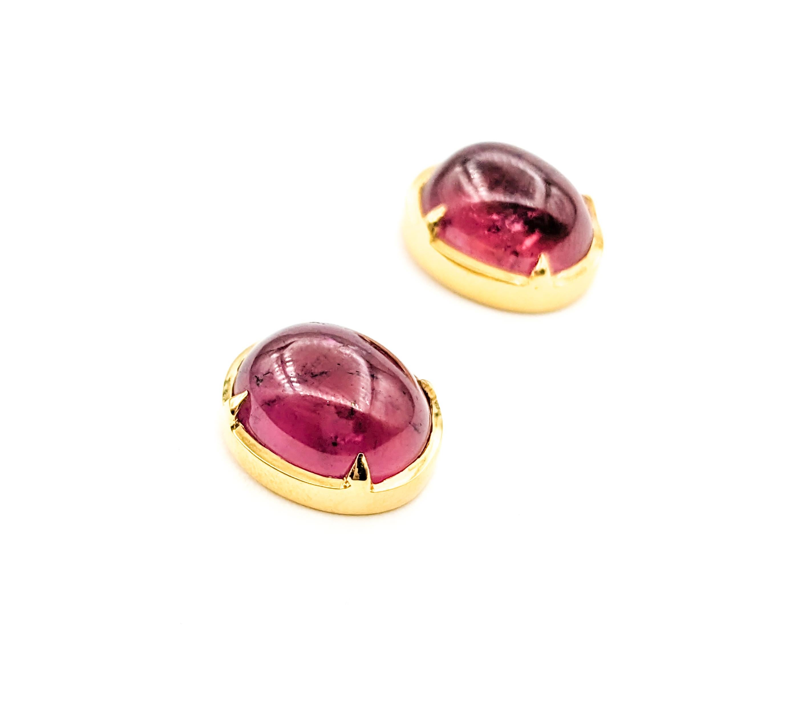 Questi straordinari orecchini presentano due tormaline rosa cabochon dalle tonalità intense con un peso complessivo di 15,5 carati. Ogni pietra ovale, che misura circa 14,8 x 11,14 mm, è incastonata in una montatura a quattro punte in oro giallo 18
