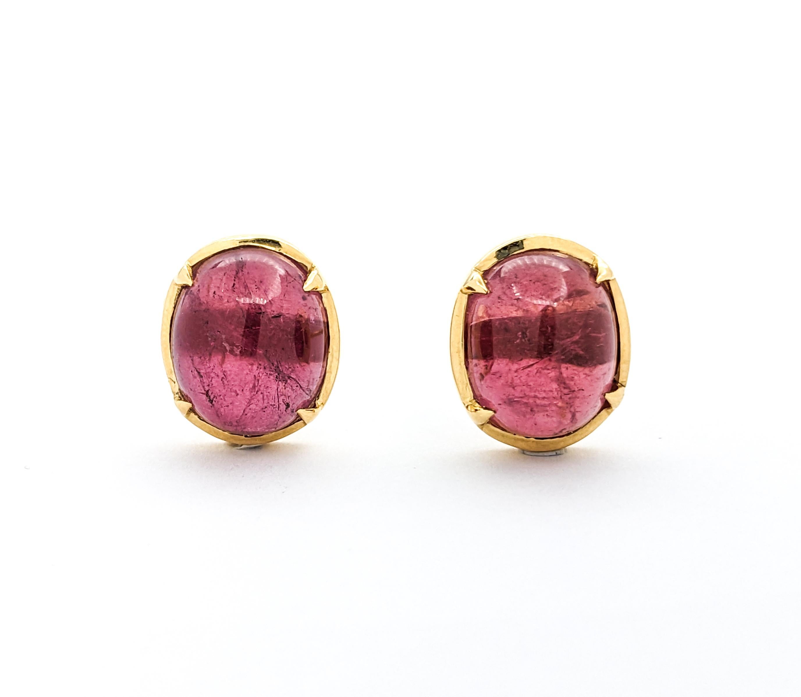Donna Orecchini a perno con tormalina rosa cabochon in oro giallo 18 carati in vendita