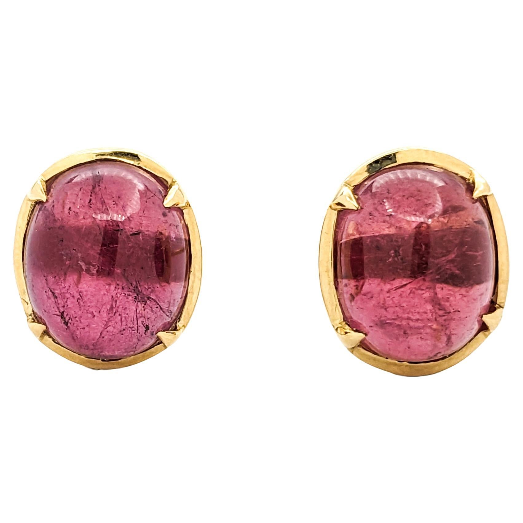 Orecchini a perno con tormalina rosa cabochon in oro giallo 18 carati in vendita