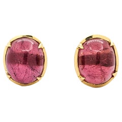 Orecchini a perno con tormalina rosa cabochon in oro giallo 18 carati