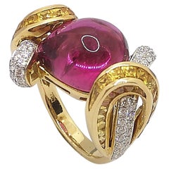 Bague en or 18 carats avec tourmaline rose cabochon, diamants et saphirs jaunes