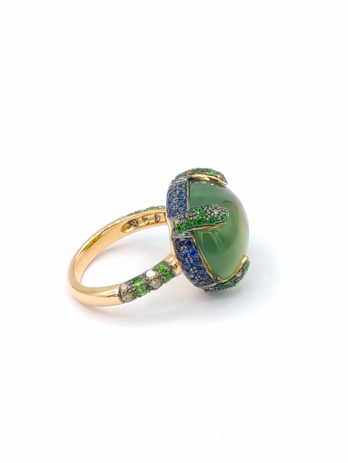 Simple 4-Prong 18K Rose Gold Ring crowned with muscat candy Cabochon Prehnite and pavé set with Blue Sapphire at the bezel, Tsavorite and Champagne Diamond at the prongs and the shoulder down to the shank

Gold: 18K Rose Gold
Prehnite: Cabochon