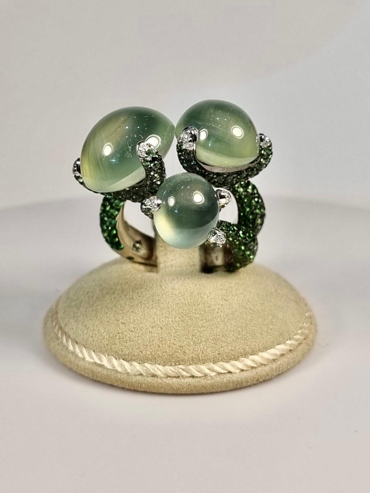 18 Karat Weißgold Cabochon-Prehnit mit grünem Granat und Diamanten (Zeitgenössisch)