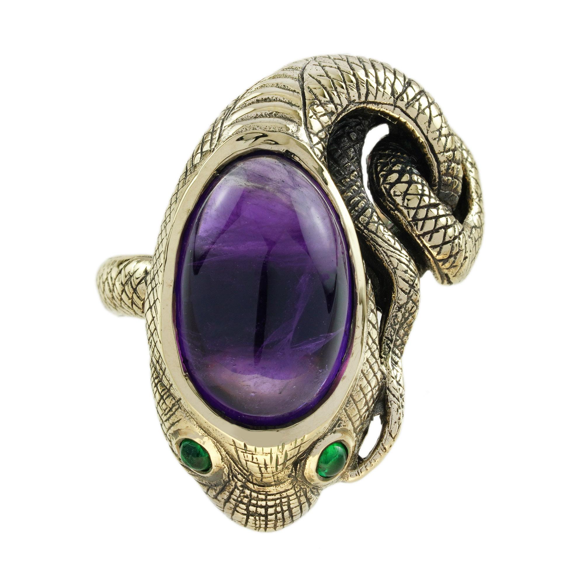 Abraza el encanto de la elegancia vintage con nuestro impresionante Anillo Serpiente Estilo Antiguo con Cabujón de Amatista y Esmeralda en Oro Amarillo. Esta exquisita pieza presenta una serpiente bellamente elaborada, que simboliza el renacimiento