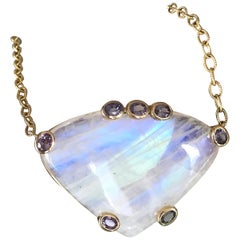 Collana con ciondolo in oro giallo 18 carati con pietra di luna arcobaleno cabochon e spinello