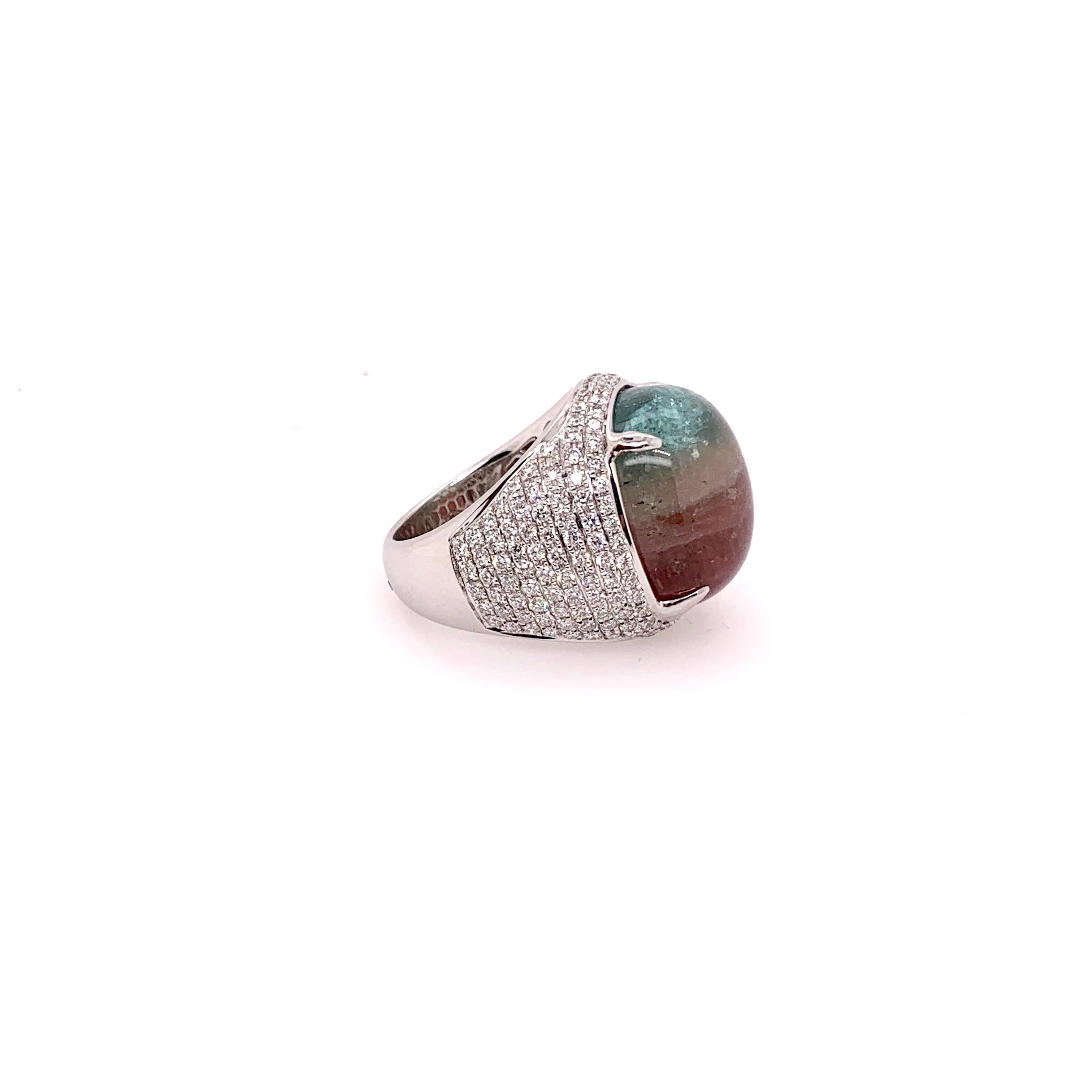 Ce merveilleux cabochon est une tourmaline si inhabituelle et fascinante qu'elle attirera l'attention de tous !  La tourmaline de 24,10 carats présente une touche de couleur paraiba dans le cabochon bombé.  Vraiment spectaculaire !  La pierre est