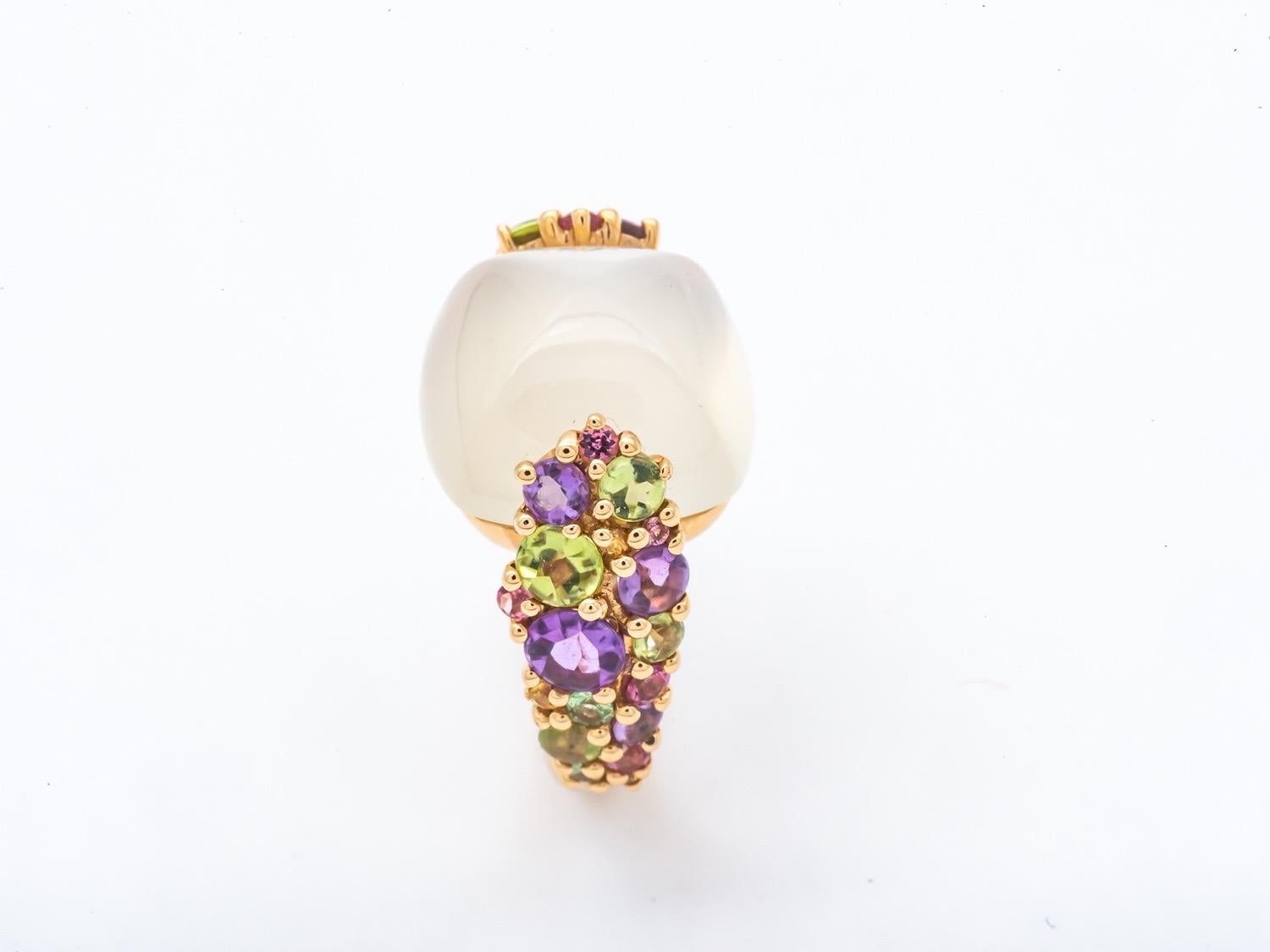 Cabochon Ring Yellow Gold Surmounted by a Peridot Citrine Amethyst Moonstone and Pink Sapphires
the 18 carat rose gold frame weighs 5.73 grams.
the pretty crimping grain lets shine the pretty colors on each side of the fingerer and sapphires.
the