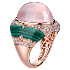 Bague cocktail diamantée en or rose 18 carats avec quartz rose cabochon et malachite