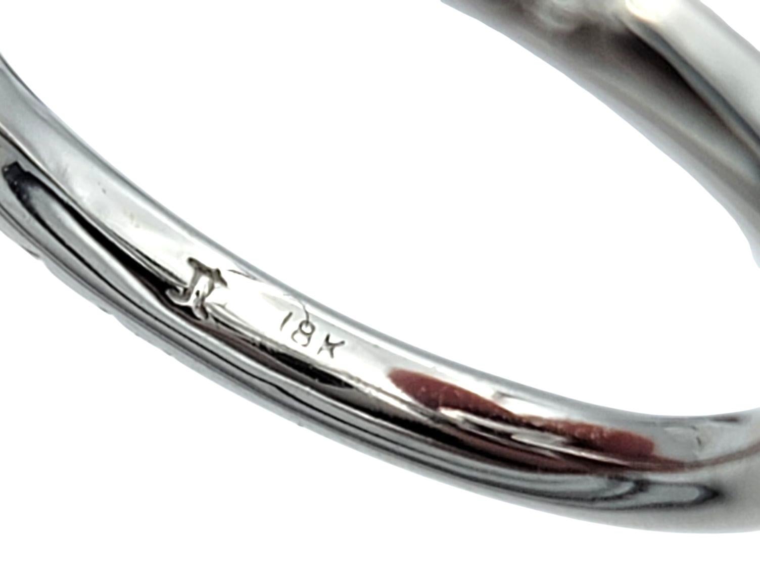 Anillo de cóctel de oro blanco de 18 quilates con cabujón de rubelita solitario y diamante pavé en venta 9