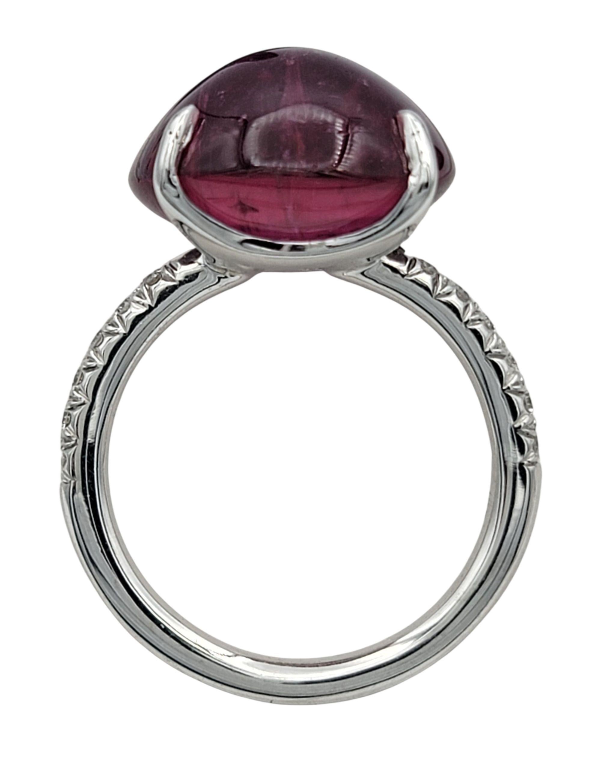 Anillo de cóctel de oro blanco de 18 quilates con cabujón de rubelita solitario y diamante pavé en venta 4