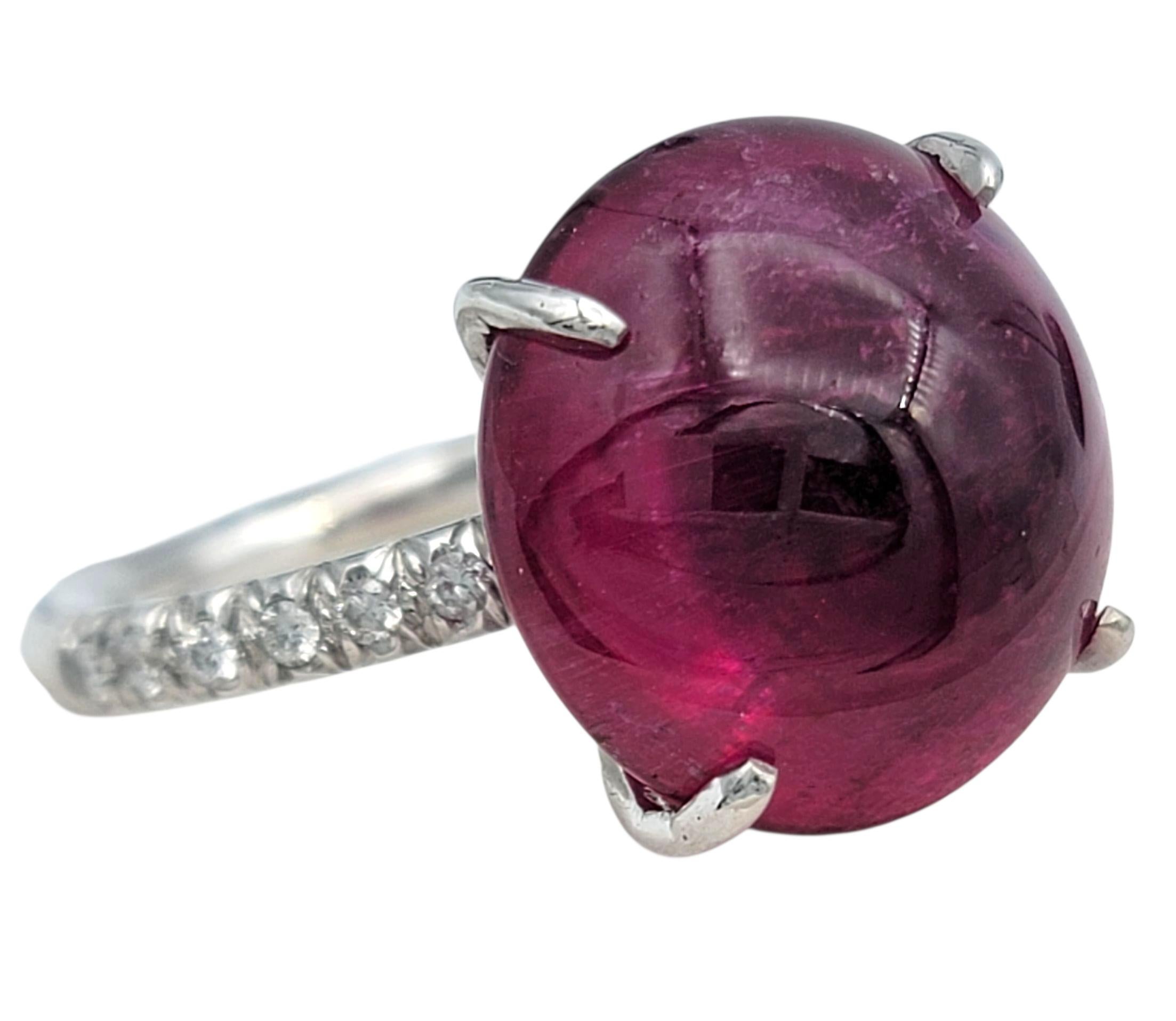 Talla del anillo: 6

¡Impresionante anillo de cóctel de rubelita y diamantes rebosante de color brillante! Esta magnífica y exclusiva pieza tiene un cabujón redondo de rubelita engastado con 4 garras en el centro de la pieza. La vibrante piedra es