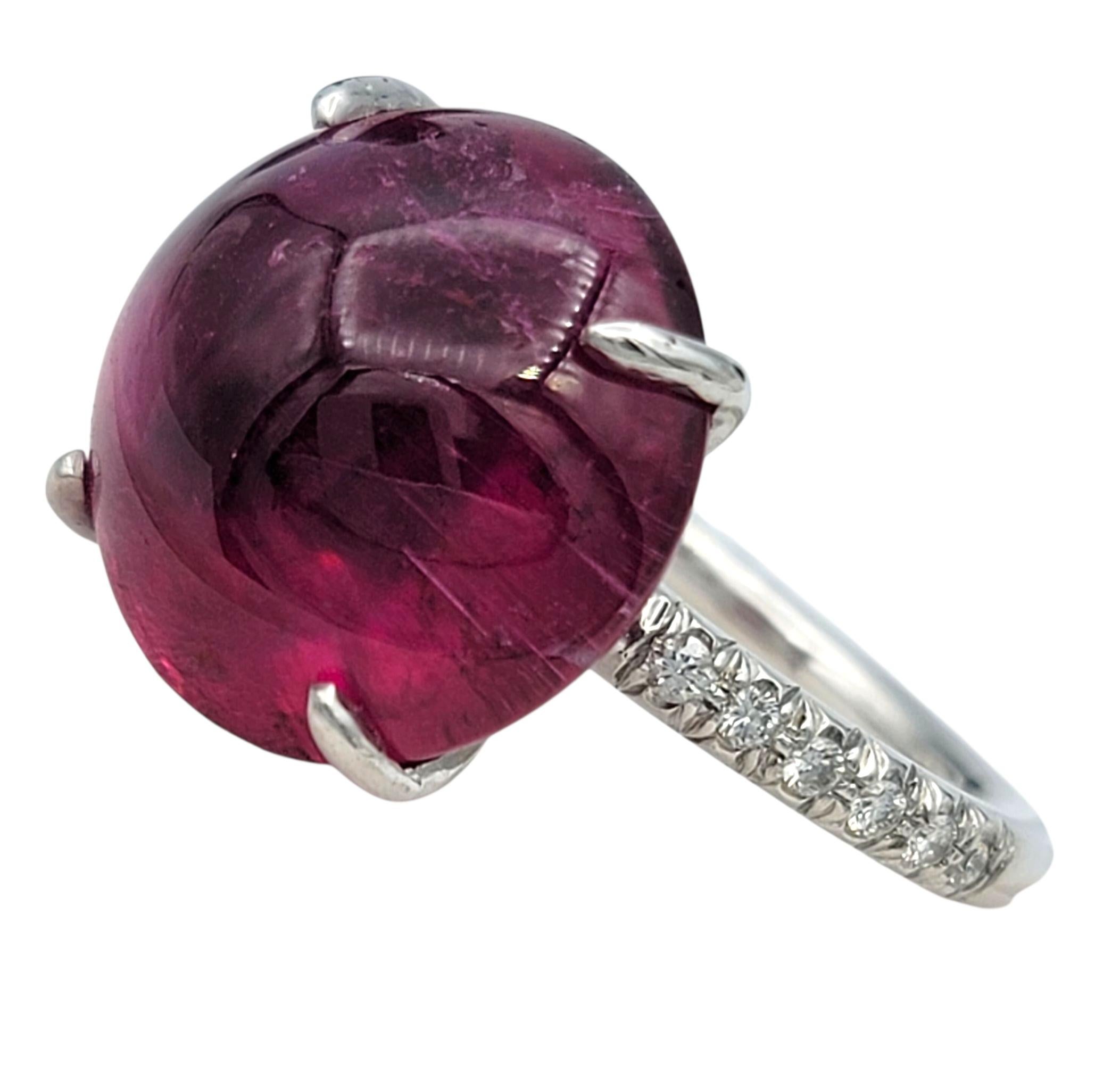 Anillo de cóctel de oro blanco de 18 quilates con cabujón de rubelita solitario y diamante pavé Contemporáneo en venta