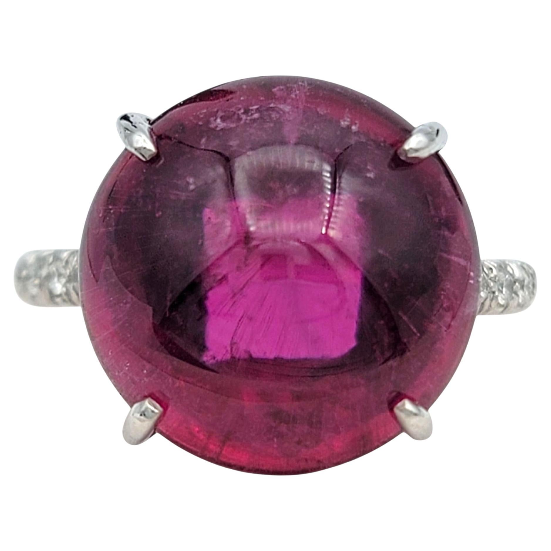 Anello cocktail con cabochon di rubelite solitario in oro bianco 18 carati e pavé di diamanti