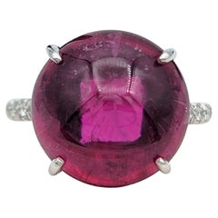 Anello cocktail con cabochon di rubelite solitario in oro bianco 18 carati e pavé di diamanti