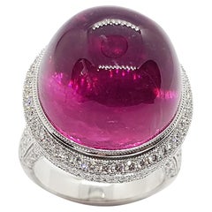 Cabochon-Ring mit Rubellit und Diamant in 18 Karat Weißgold gefasst