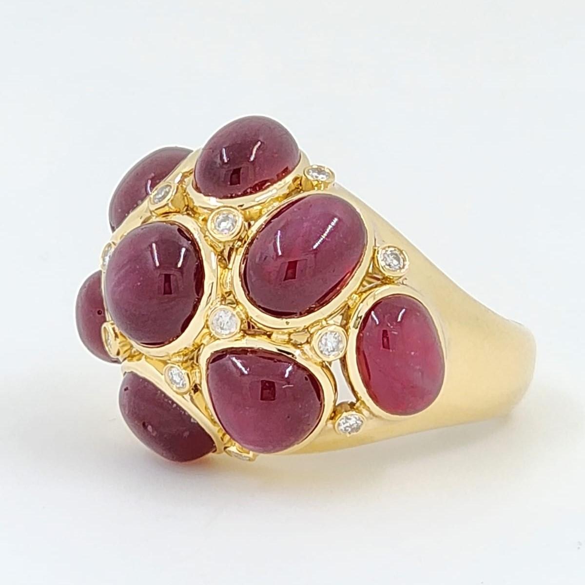 Kuppelring aus 18 Karat Gelbgold mit Cabochon-Rubinen und Diamanten Damen im Angebot