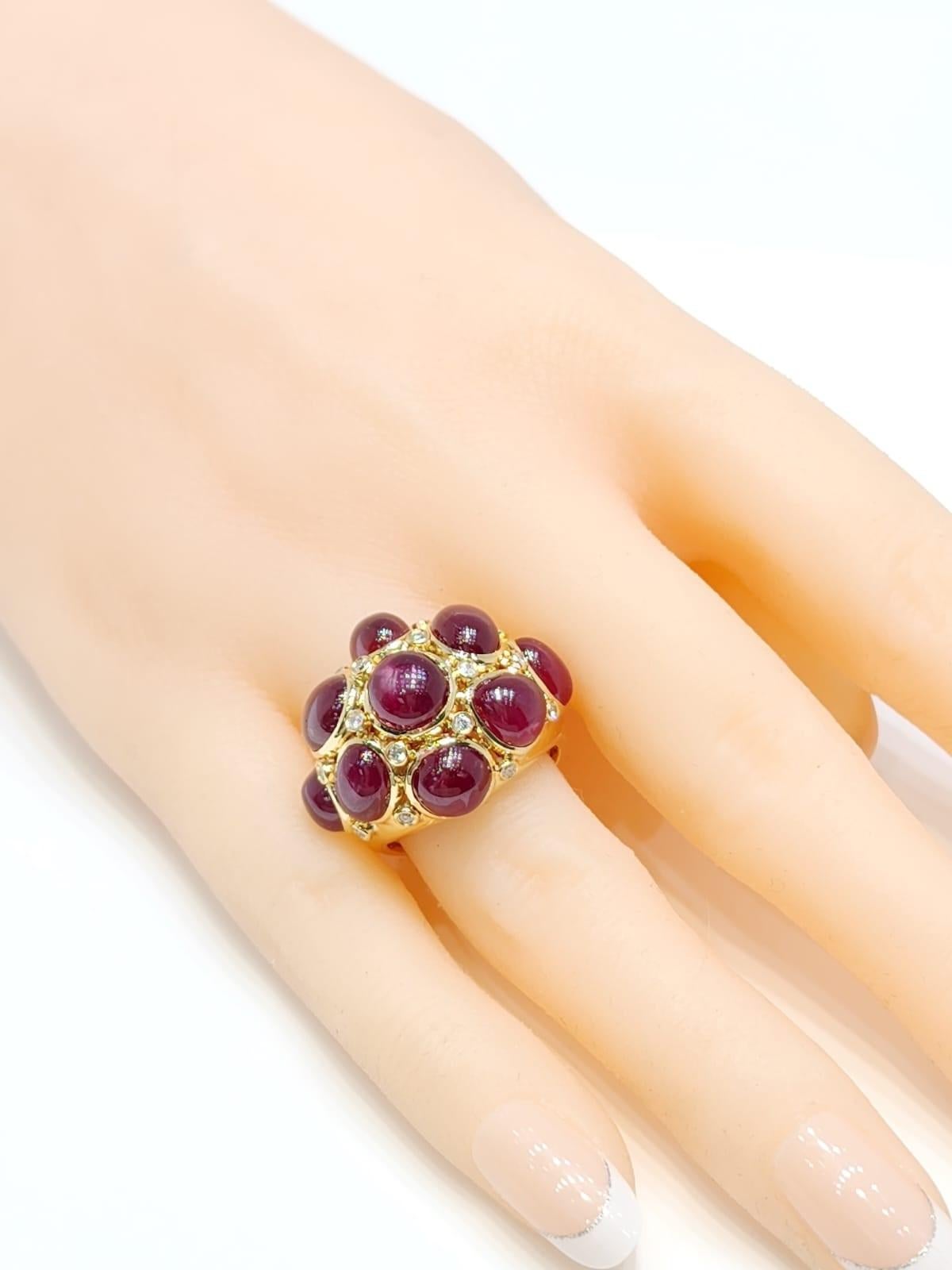 Kuppelring aus 18 Karat Gelbgold mit Cabochon-Rubinen und Diamanten im Angebot 1
