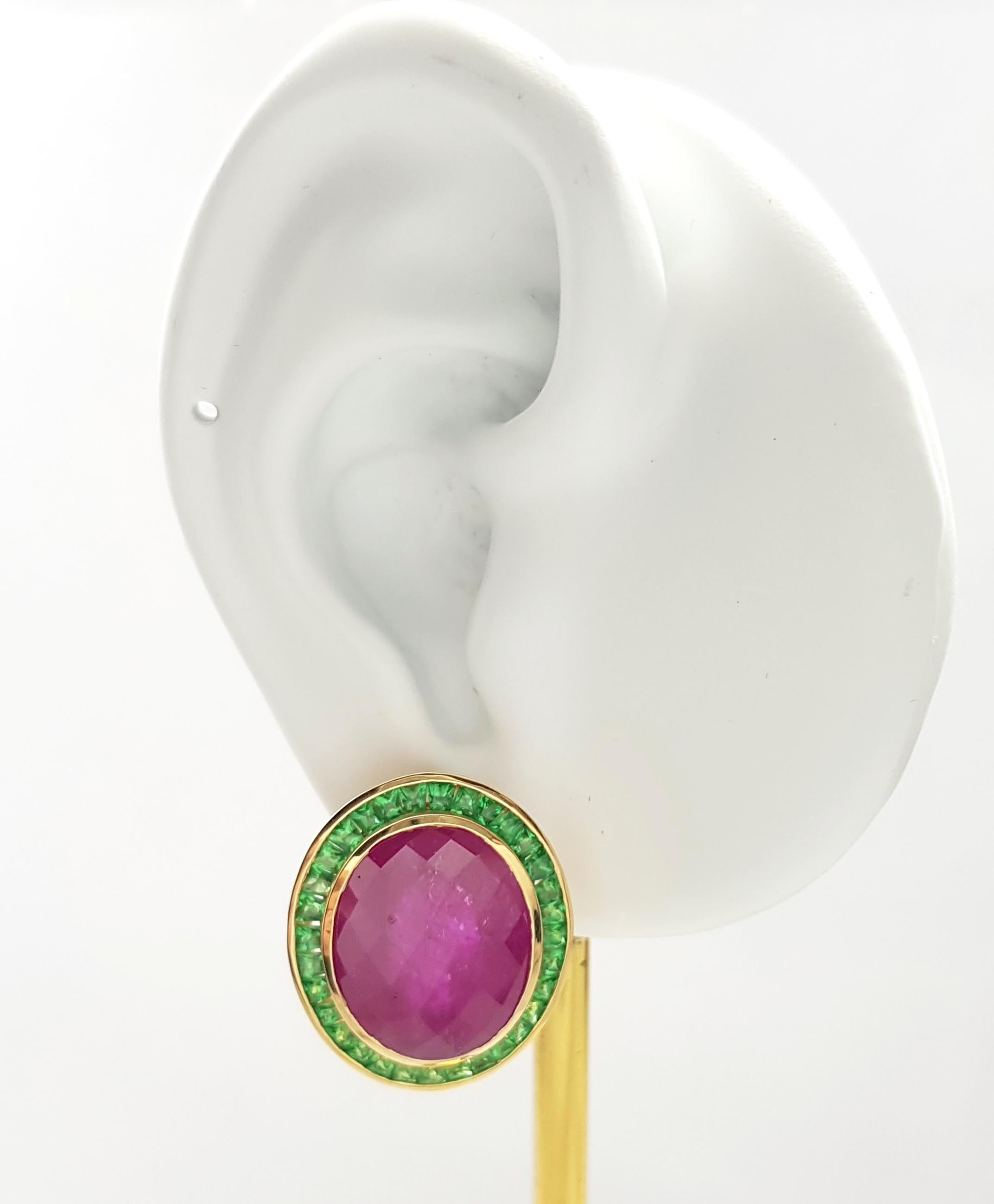 Rubino cabochon 16,87 carati e Tsavorite 3,60 carati Orecchini con montatura in oro 18 carati

Larghezza: 2.0 cm 
Lunghezza: 2,4 cm
Peso totale: 20,66 grammi

