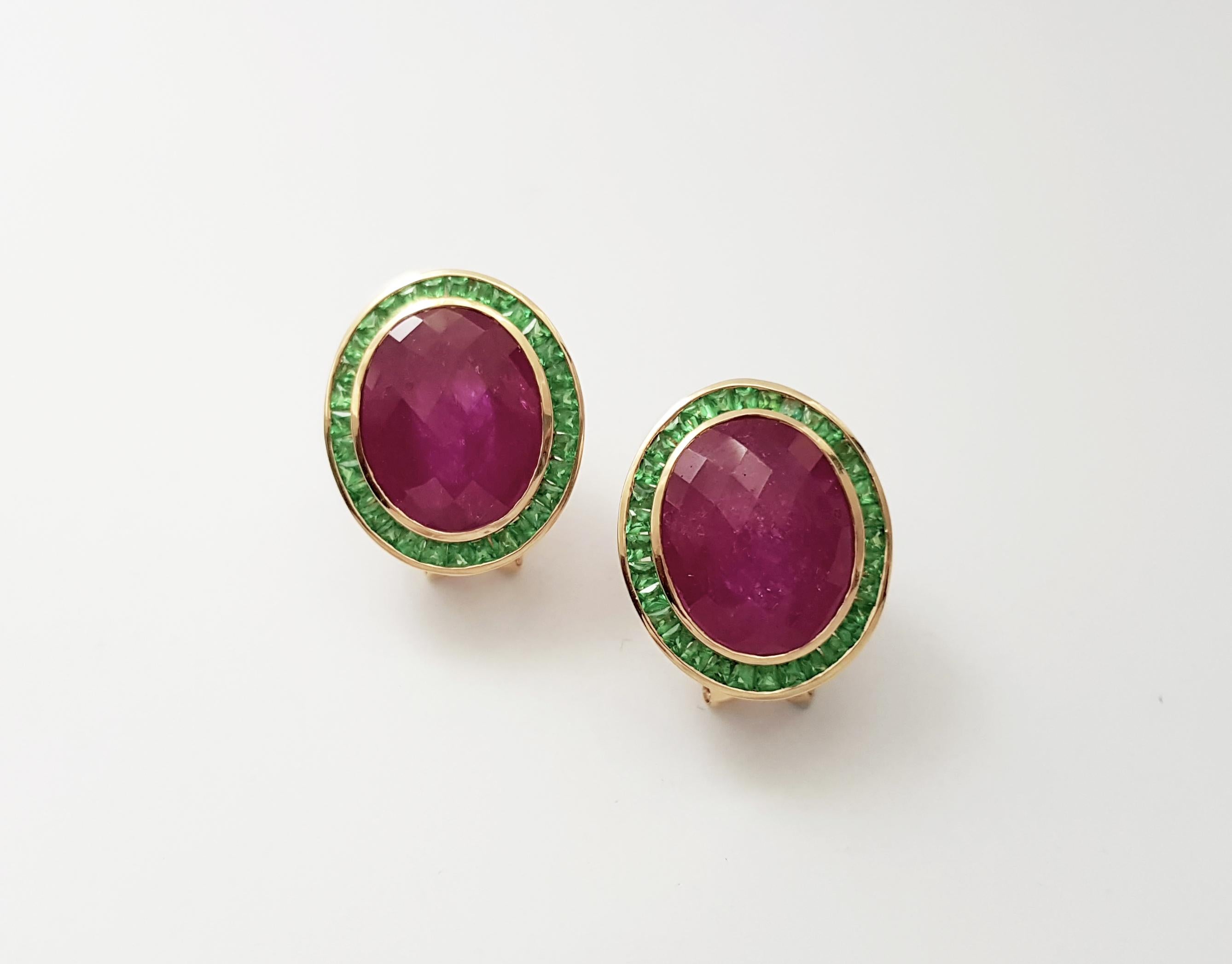Cabochon Orecchini con rubino cabochon 16,87 e tsavorite con montatura in oro 18K in vendita