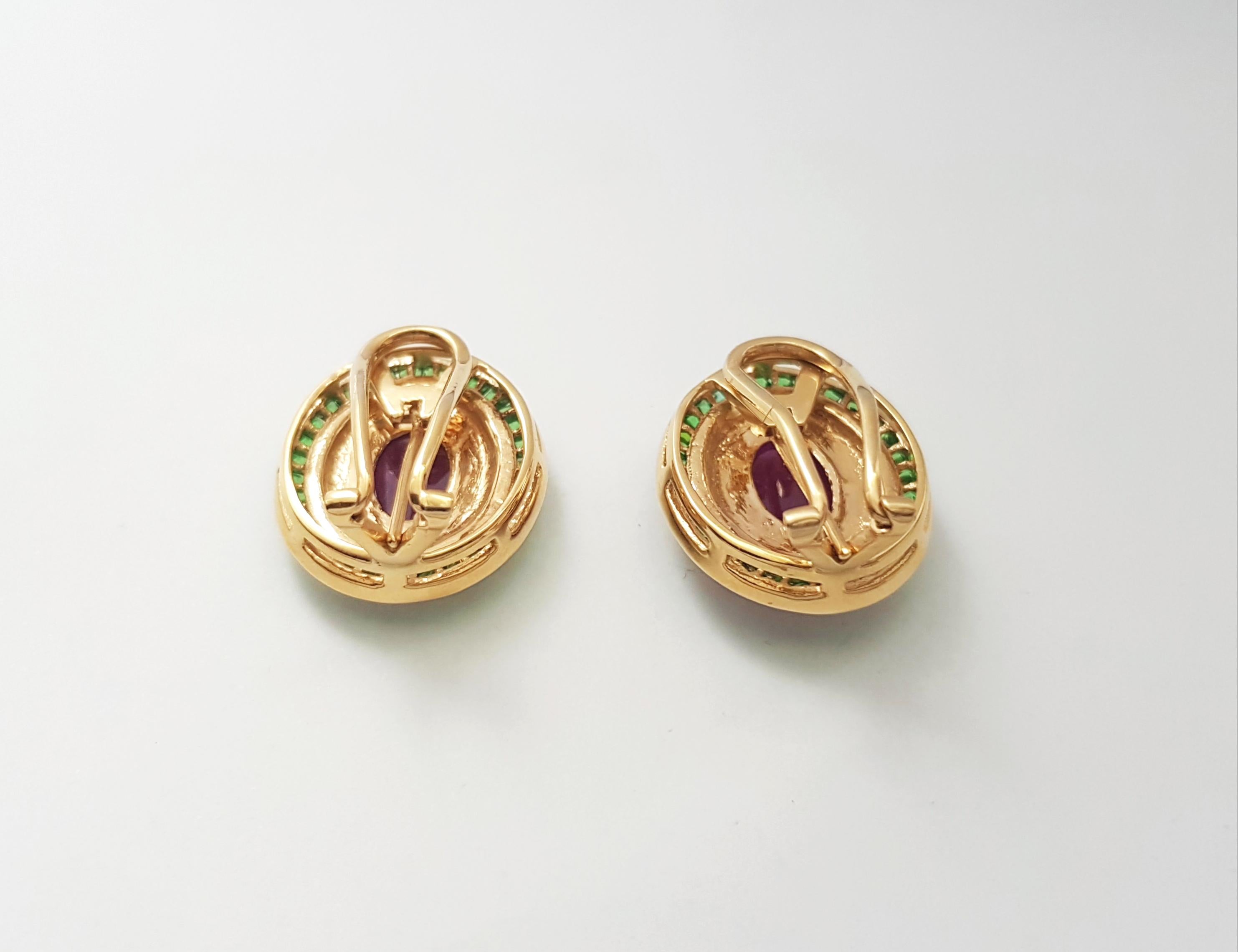 Orecchini con rubino cabochon 16,87 e tsavorite con montatura in oro 18K In condizioni Nuovo in vendita a Bangkok, TH