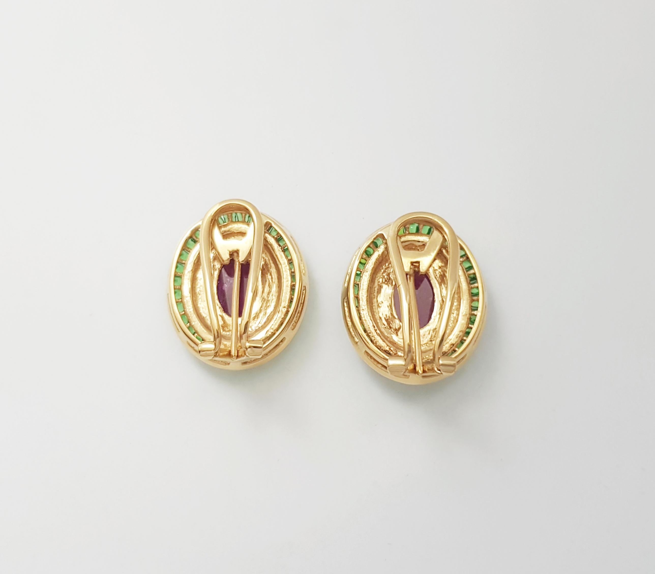 Donna Orecchini con rubino cabochon 16,87 e tsavorite con montatura in oro 18K in vendita