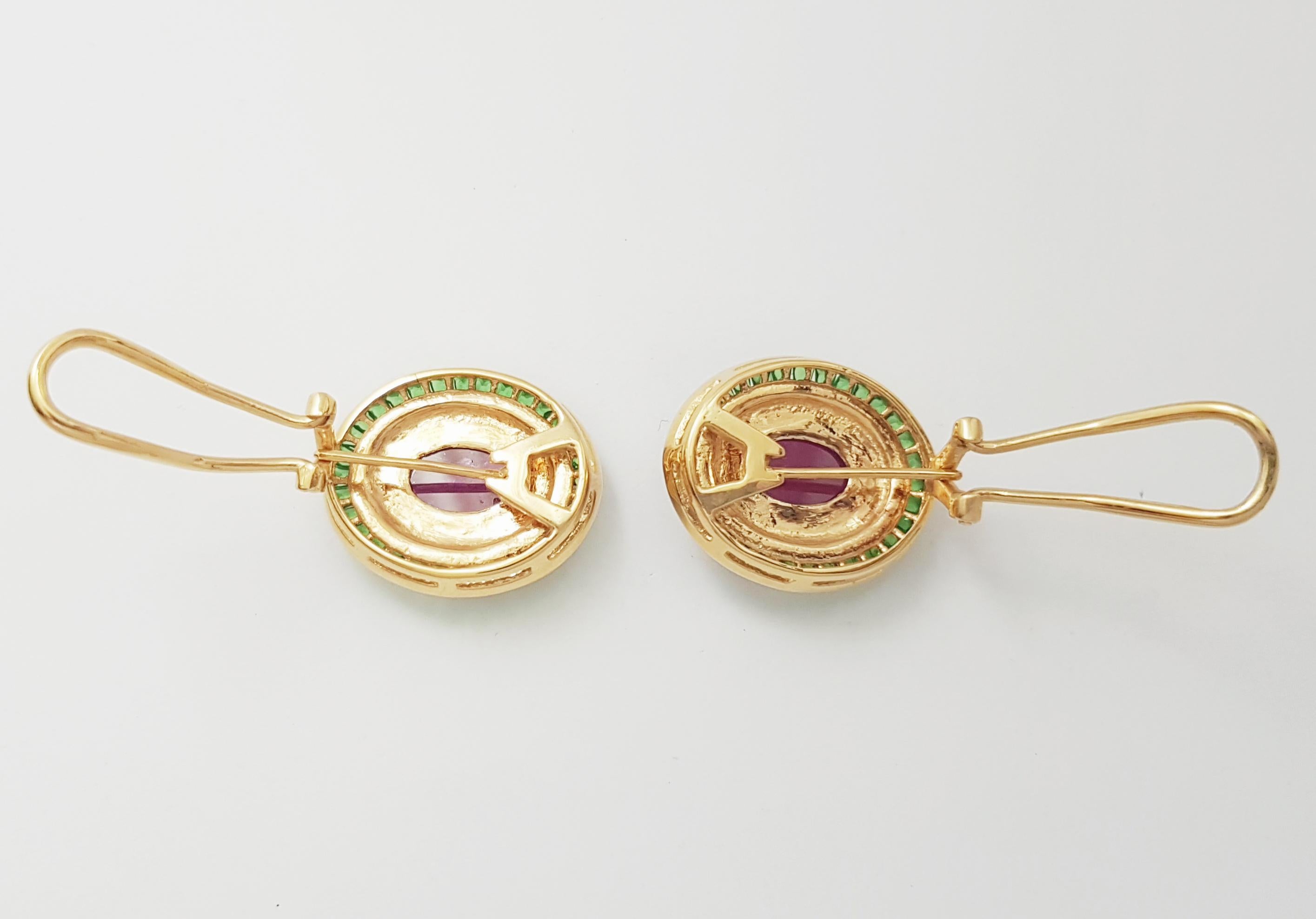 Orecchini con rubino cabochon 16,87 e tsavorite con montatura in oro 18K in vendita 1