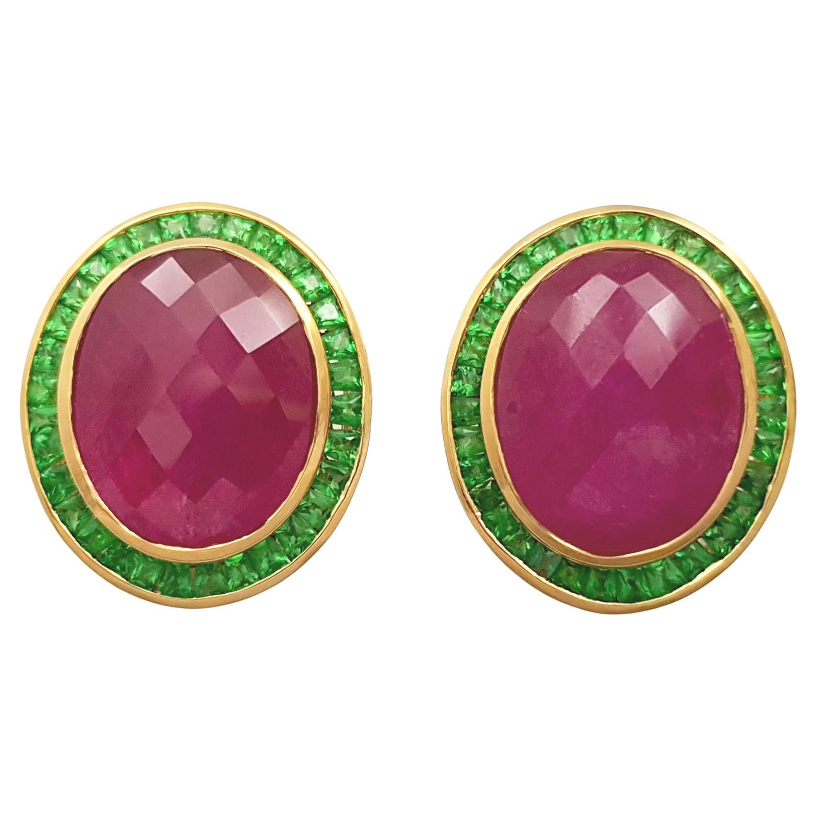 Pendientes de Rubí Cabujón 16.87 con Tsavorita engastados en Oro de 18K