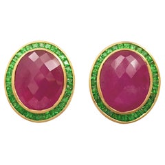 Orecchini con rubino cabochon 16,87 e tsavorite con montatura in oro 18K