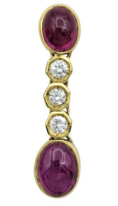 Orecchini pendenti con rubino cabochon e diamanti incastonati in oro giallo 18 carati