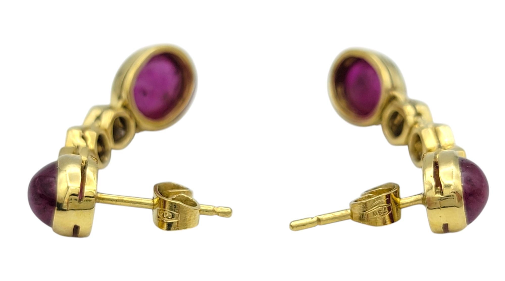 Contemporaneo Orecchini pendenti con rubino cabochon e diamanti incastonati in oro giallo 18 carati in vendita