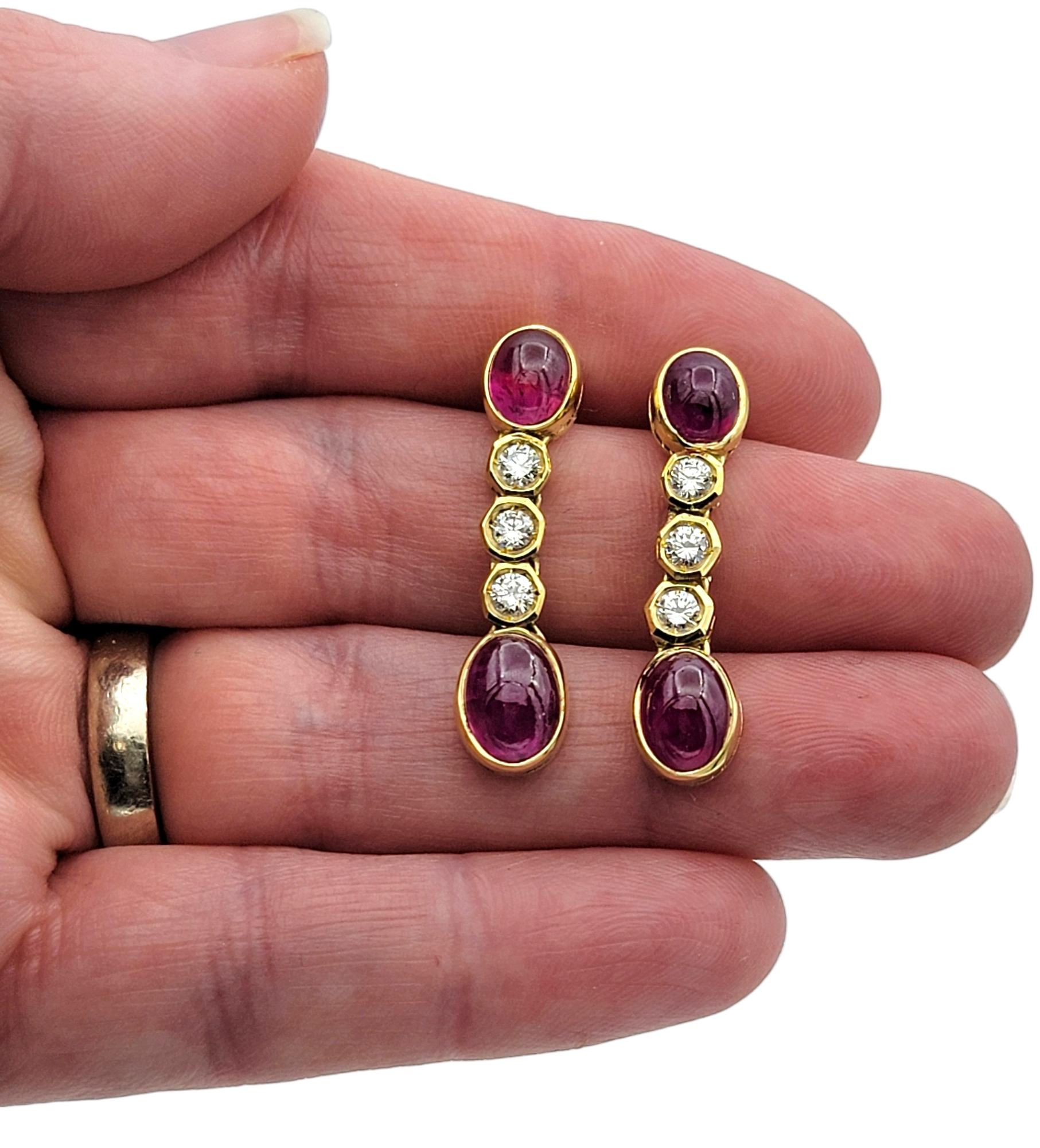 Orecchini pendenti con rubino cabochon e diamanti incastonati in oro giallo 18 carati In condizioni buone in vendita a Scottsdale, AZ